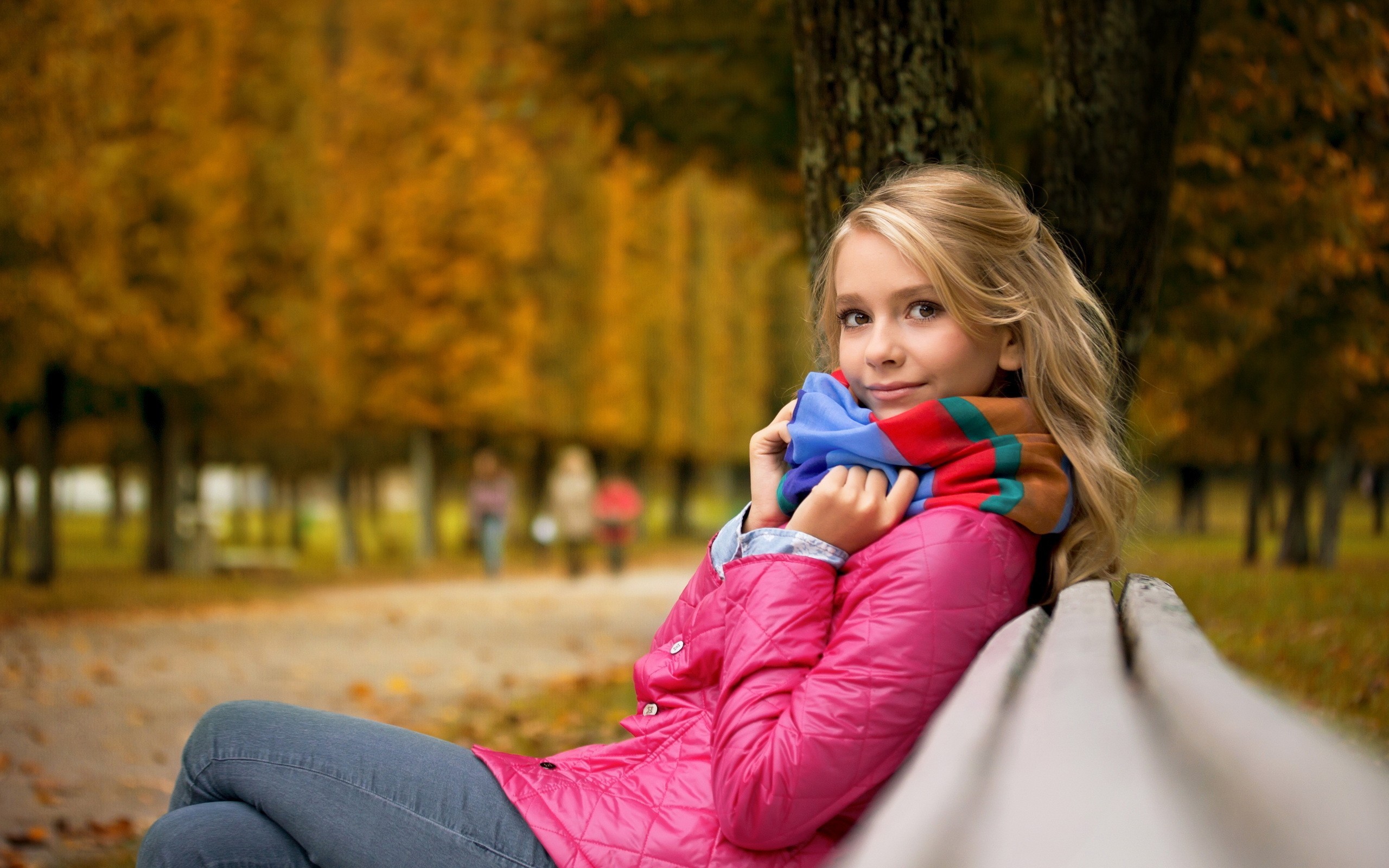 People 2560x1600 fall women blonde scarf bench jeans looking at viewer women outdoors park depth of field trees pink jacket on bench
