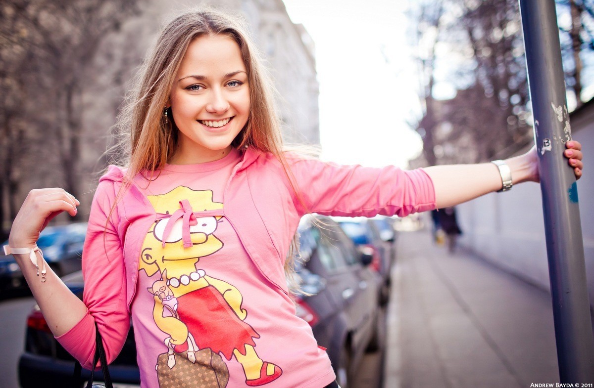 People 1200x785 blurred street pink clothing smiling open mouth public women outdoors blonde outdoors urban looking at viewer women gray eyes wristwatch