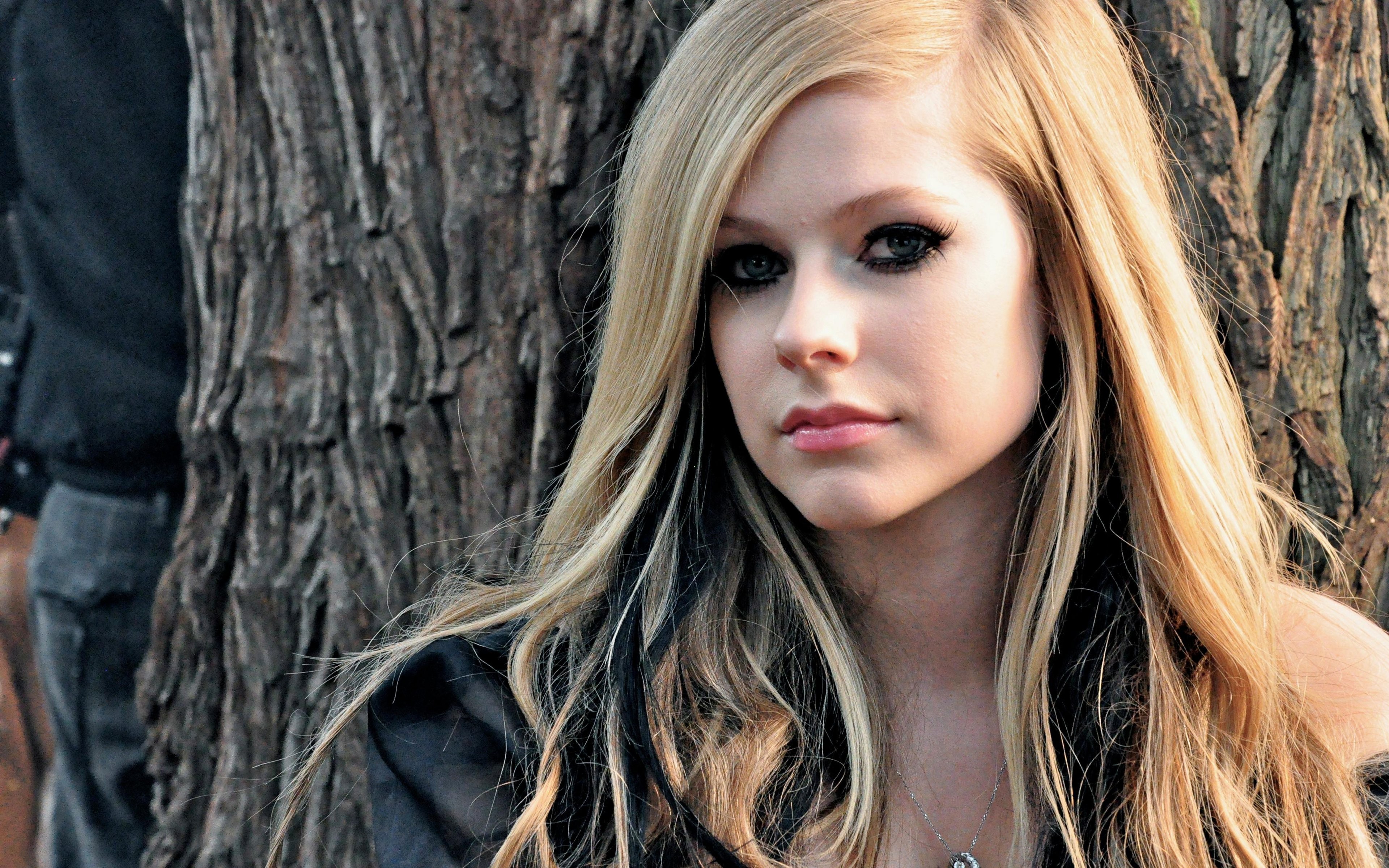 People 3840x2400 Avril Lavigne singer celebrity looking at viewer women blonde long hair women outdoors makeup closeup