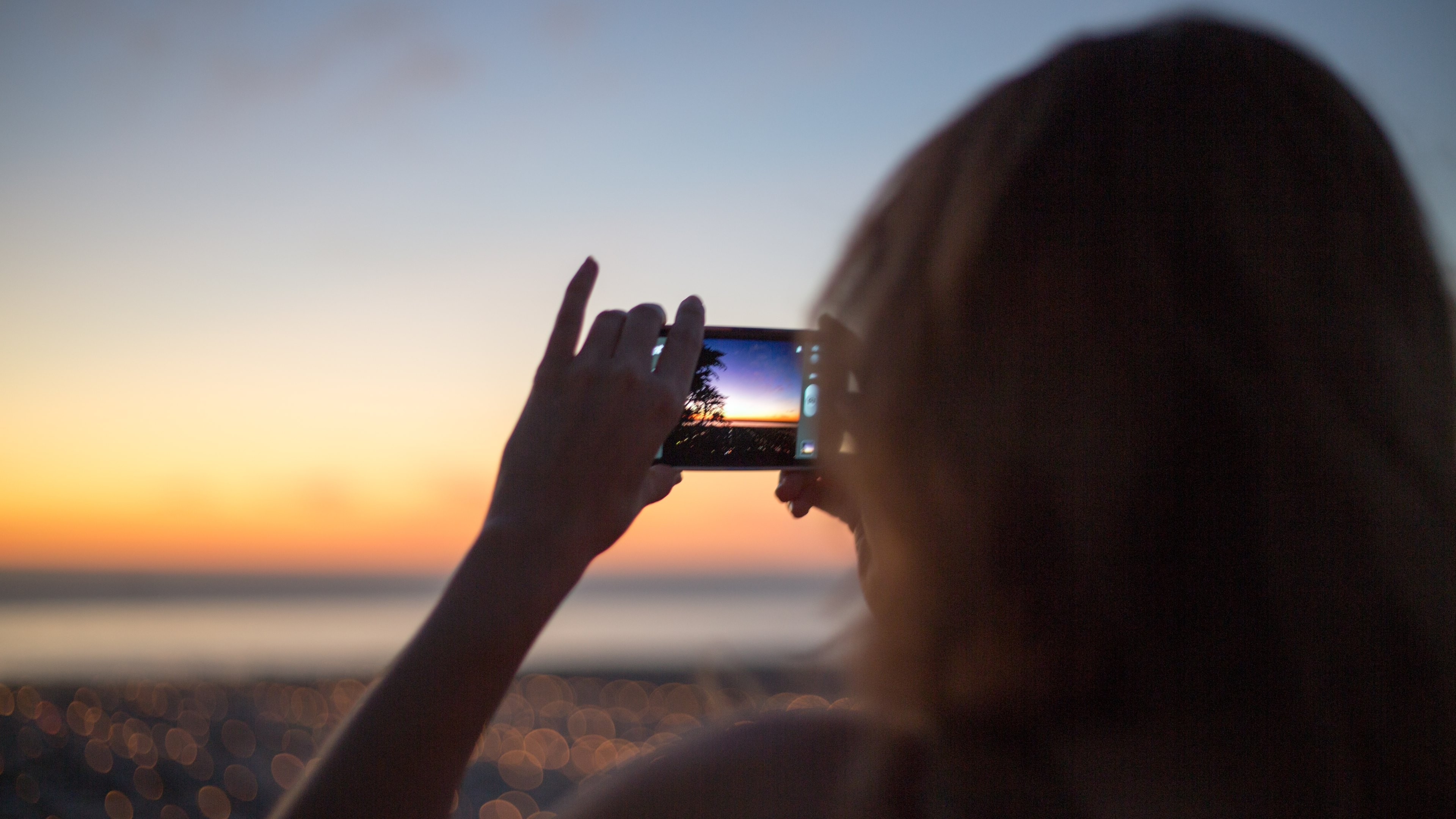 People 3840x2160 women blurred photographer sunrise depth of field women outdoors smartphone sunlight model technology
