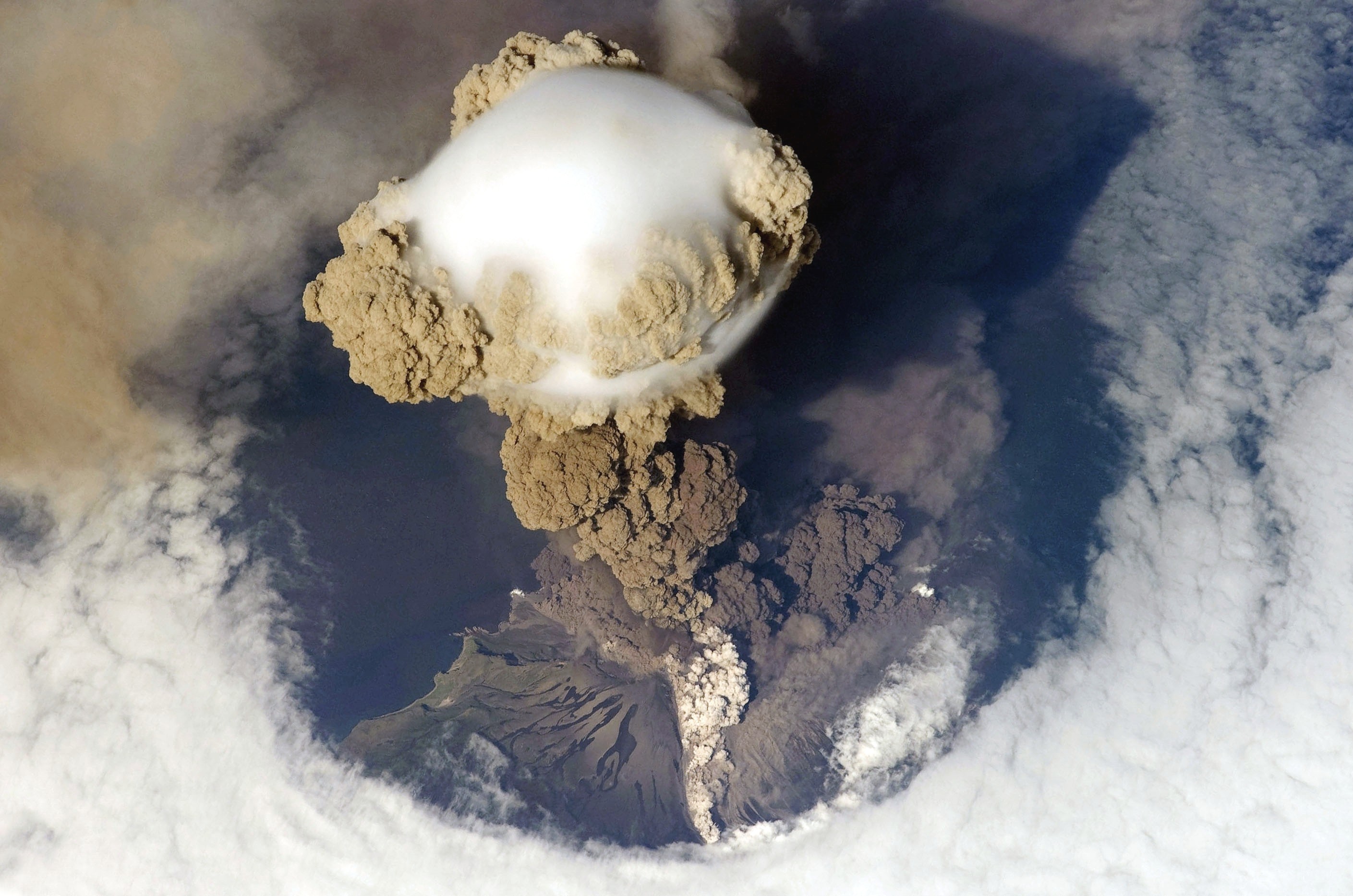 General 2818x1866 volcano eruptions aerial view island smoke clouds nature landscape volcanic eruption