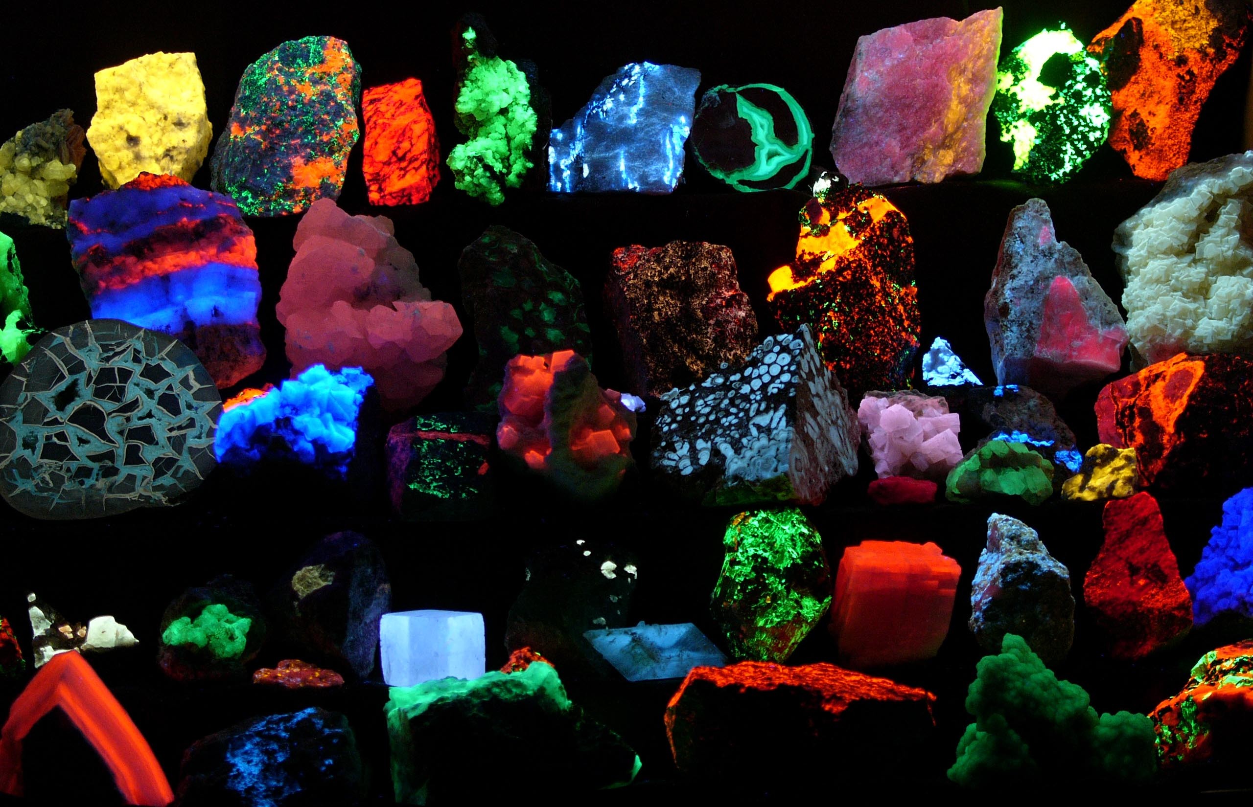 General 2560x1650 mineral colorful collage stones black background