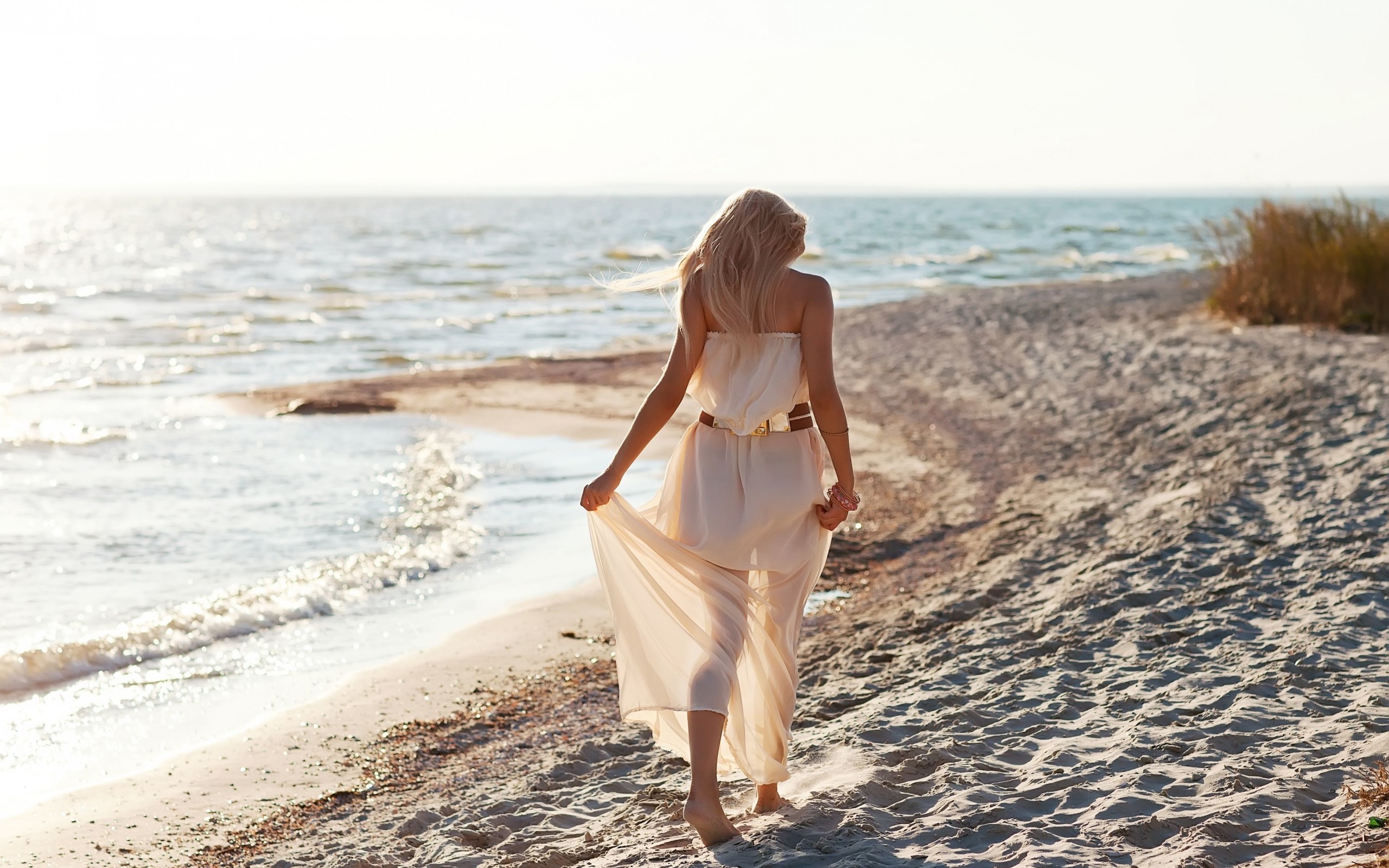 People 2560x1600 women beach women outdoors blonde model women on beach walking sea outdoors
