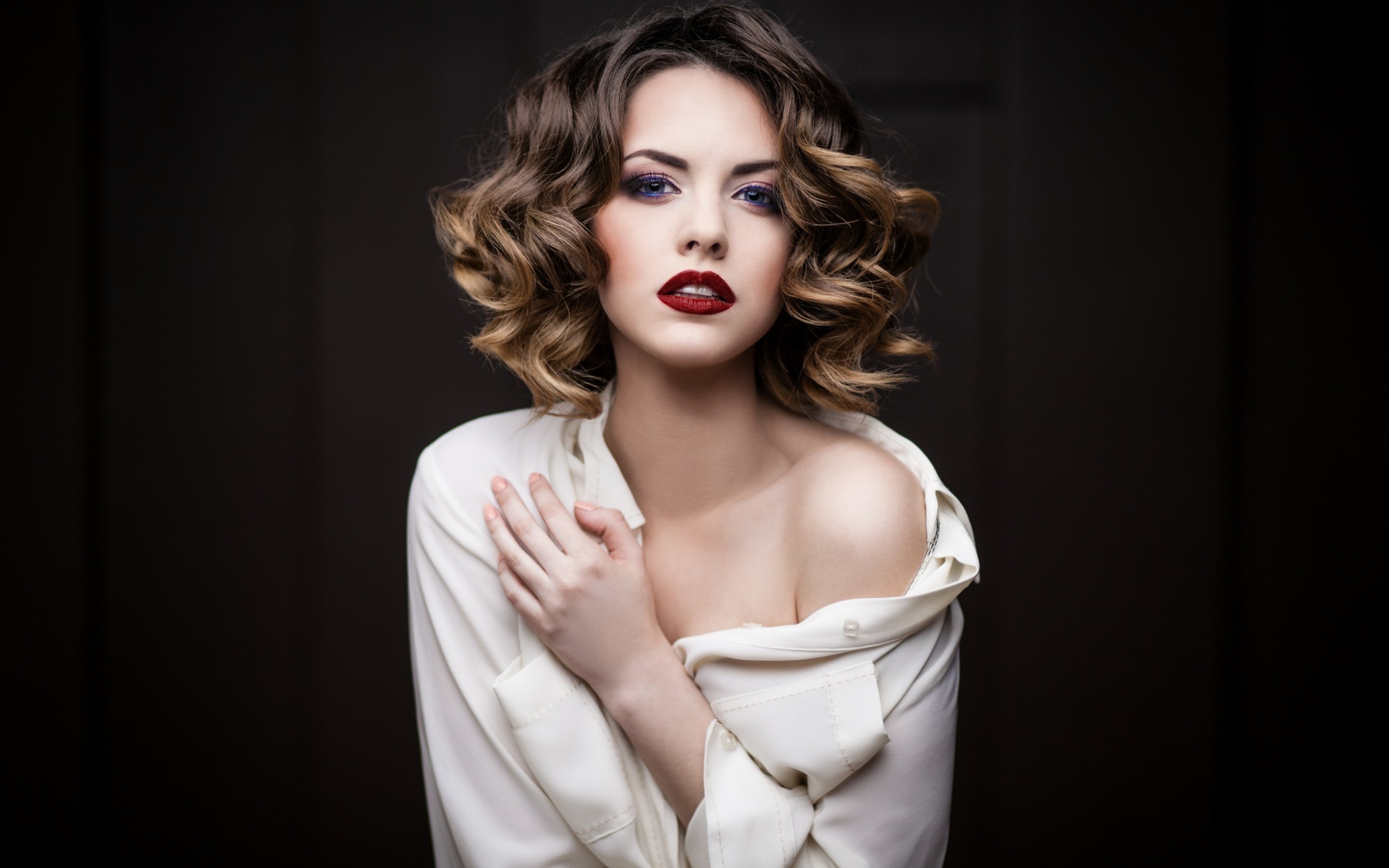 People 2880x1800 women curly hair model red lipstick portrait hands simple background frontal view studio indoors women indoors looking at viewer makeup lipstick dyed hair