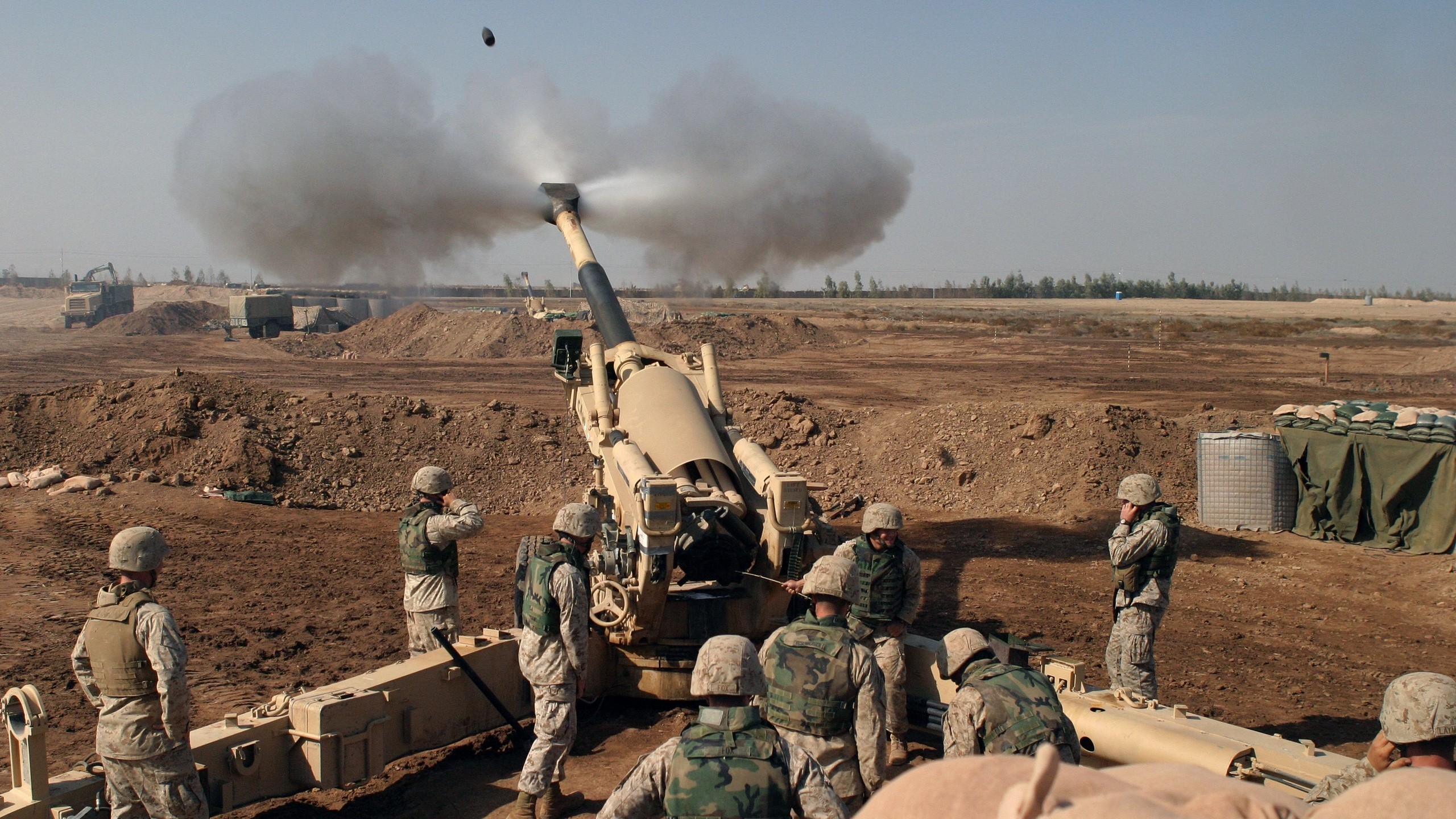 People 2560x1440 artillery Howitzer military weapon soldier outdoors United States Marine Corps