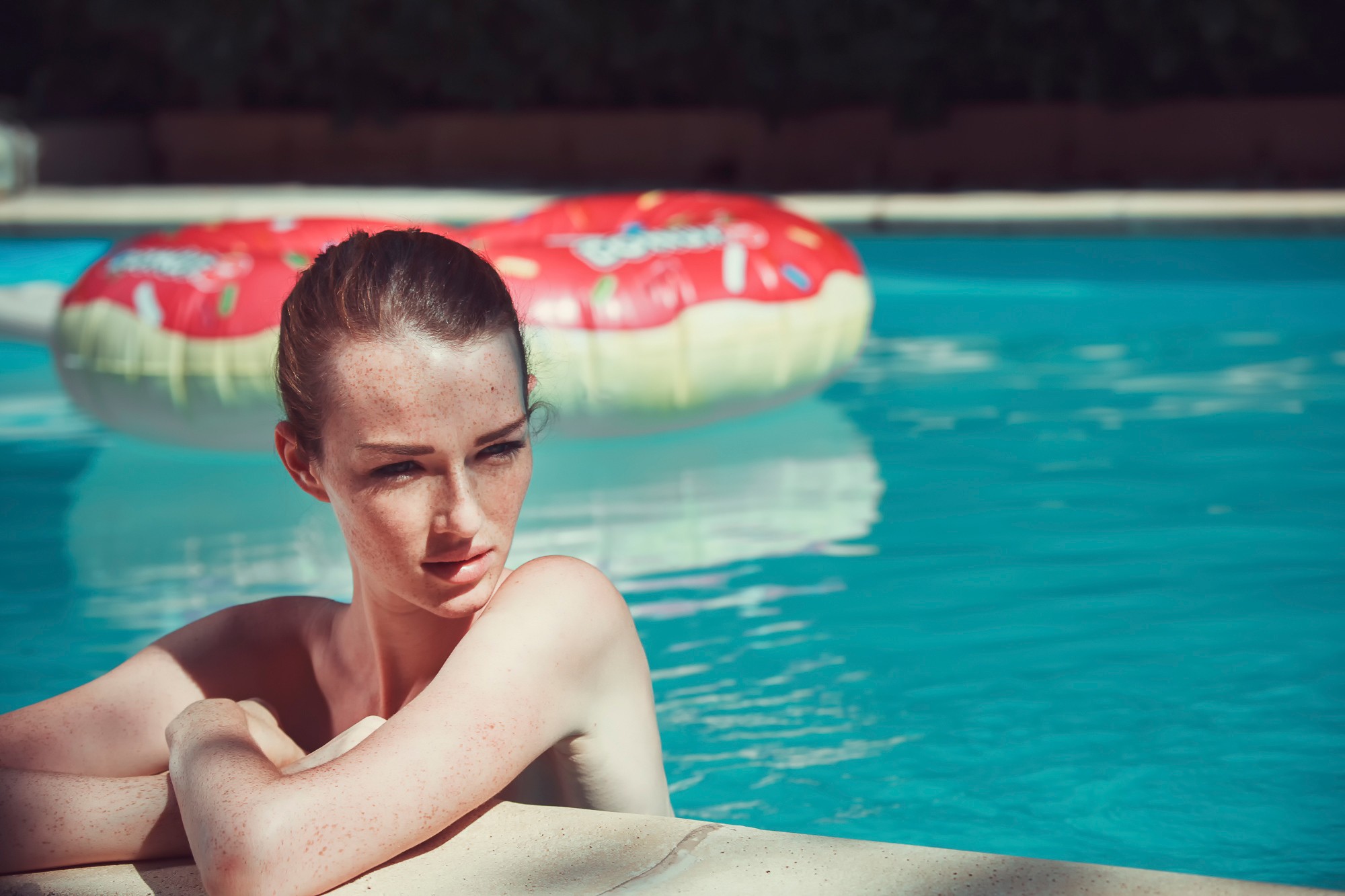 People 2000x1333 swimming pool women model in water water looking away freckles bare shoulders women outdoors face pool float