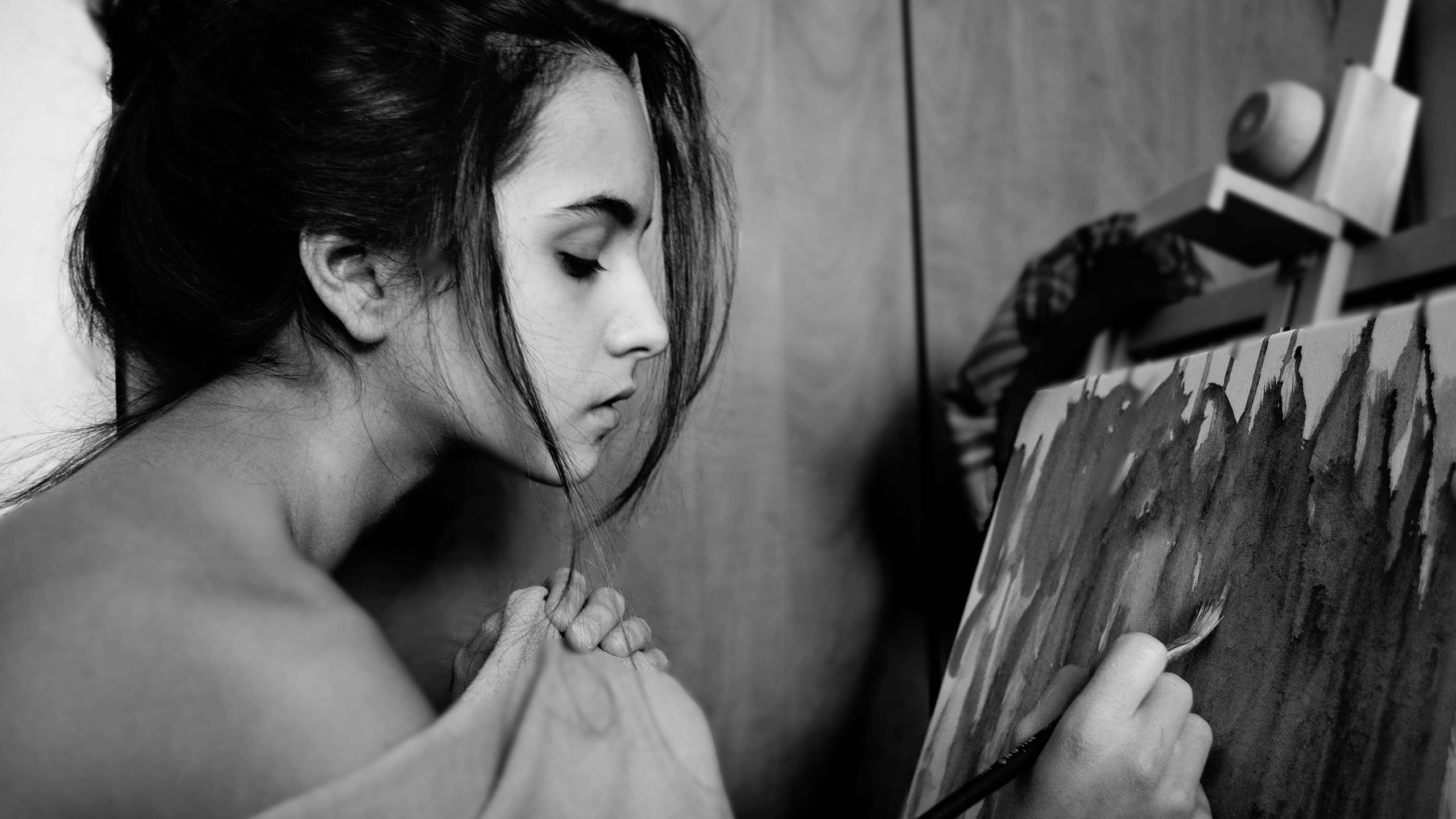 People 2560x1440 women model bare shoulders brunette women indoors indoors face painting paint brushes profile monochrome