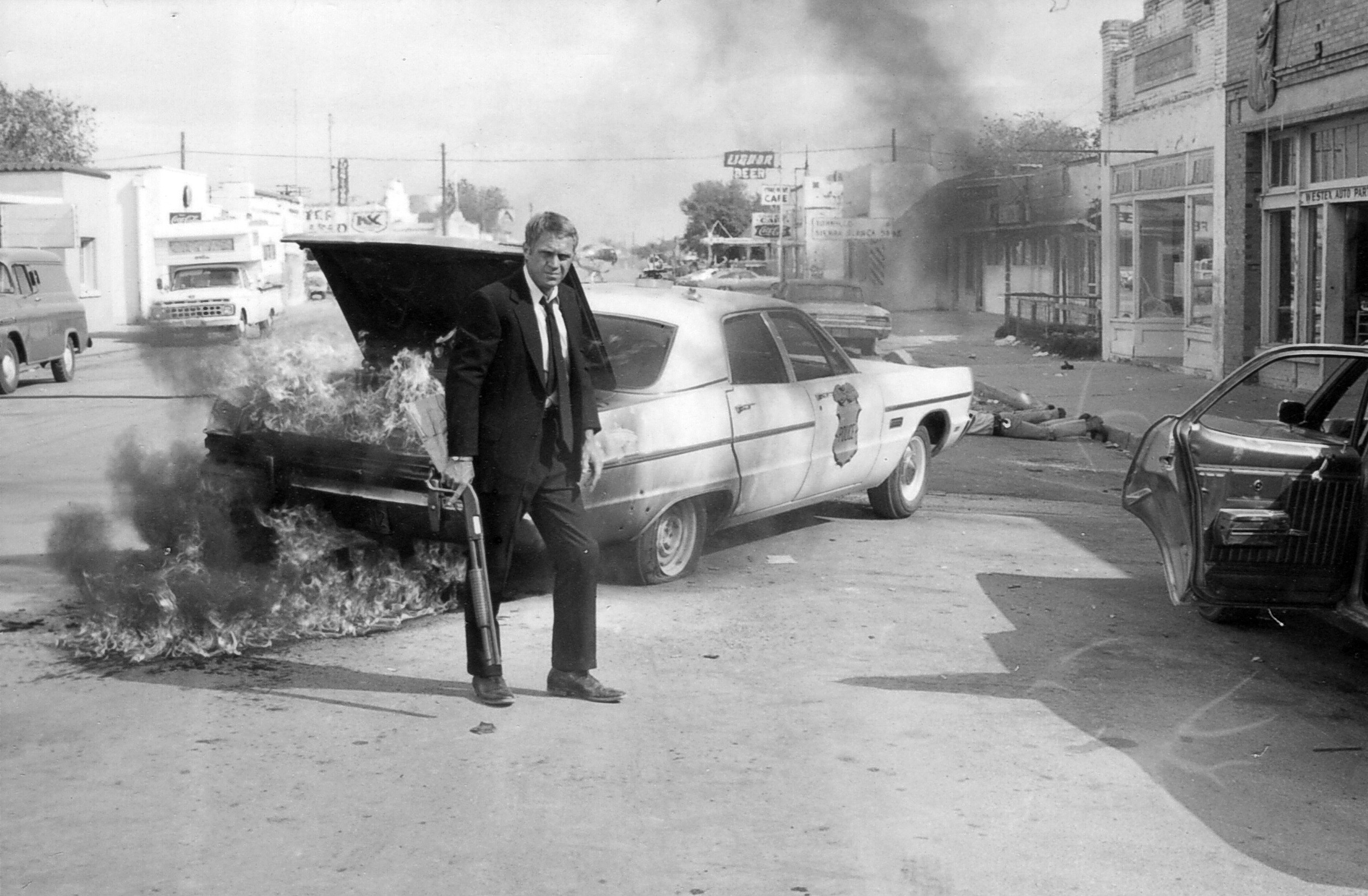 People 2532x1659 burn movies monochrome actor suits shotgun Steve McQueen The Getaway men car
