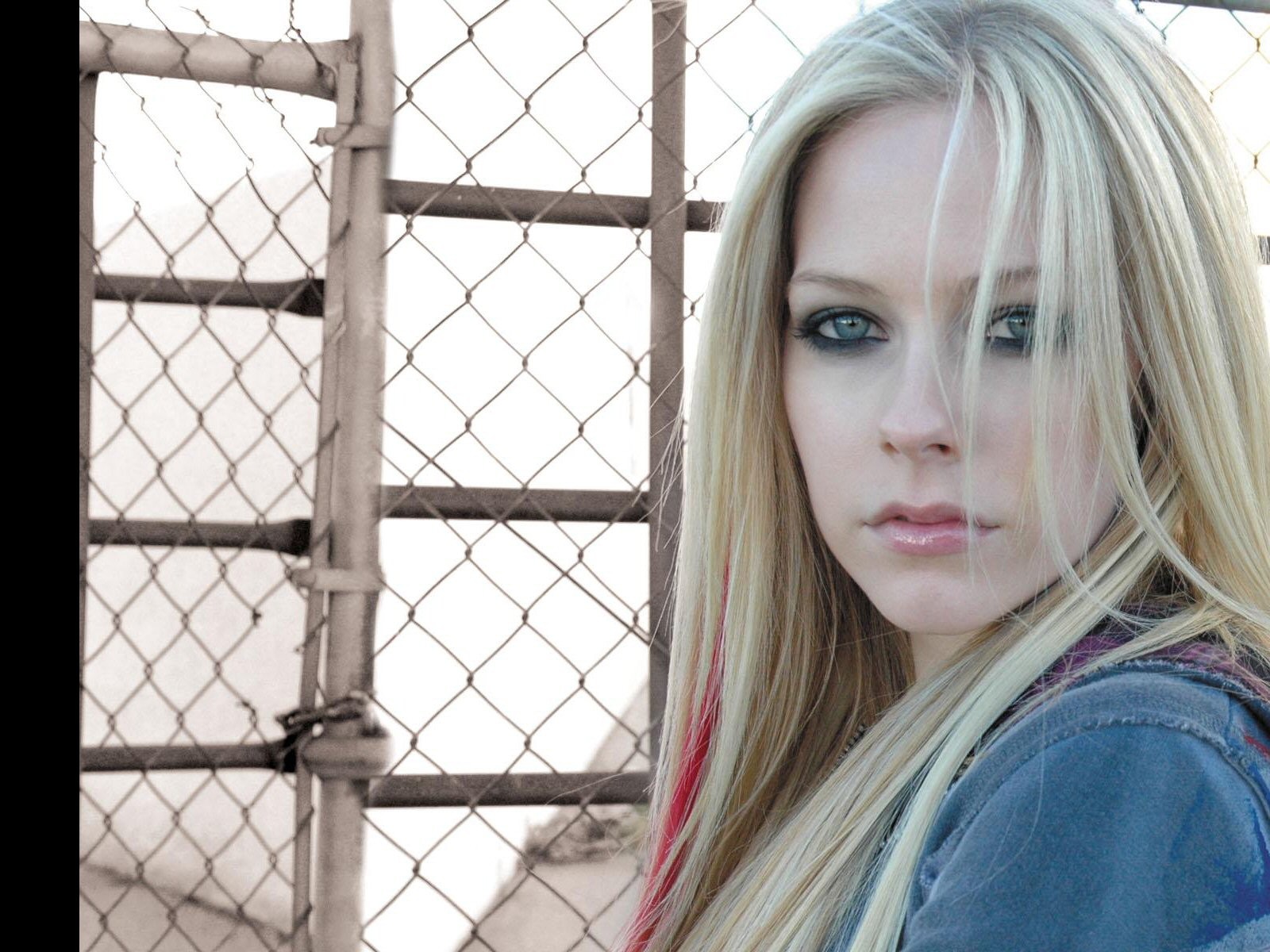 People 1600x1200 Avril Lavigne fence singer face looking at viewer women outdoors women outdoors urban makeup smoky eyes celebrity closeup