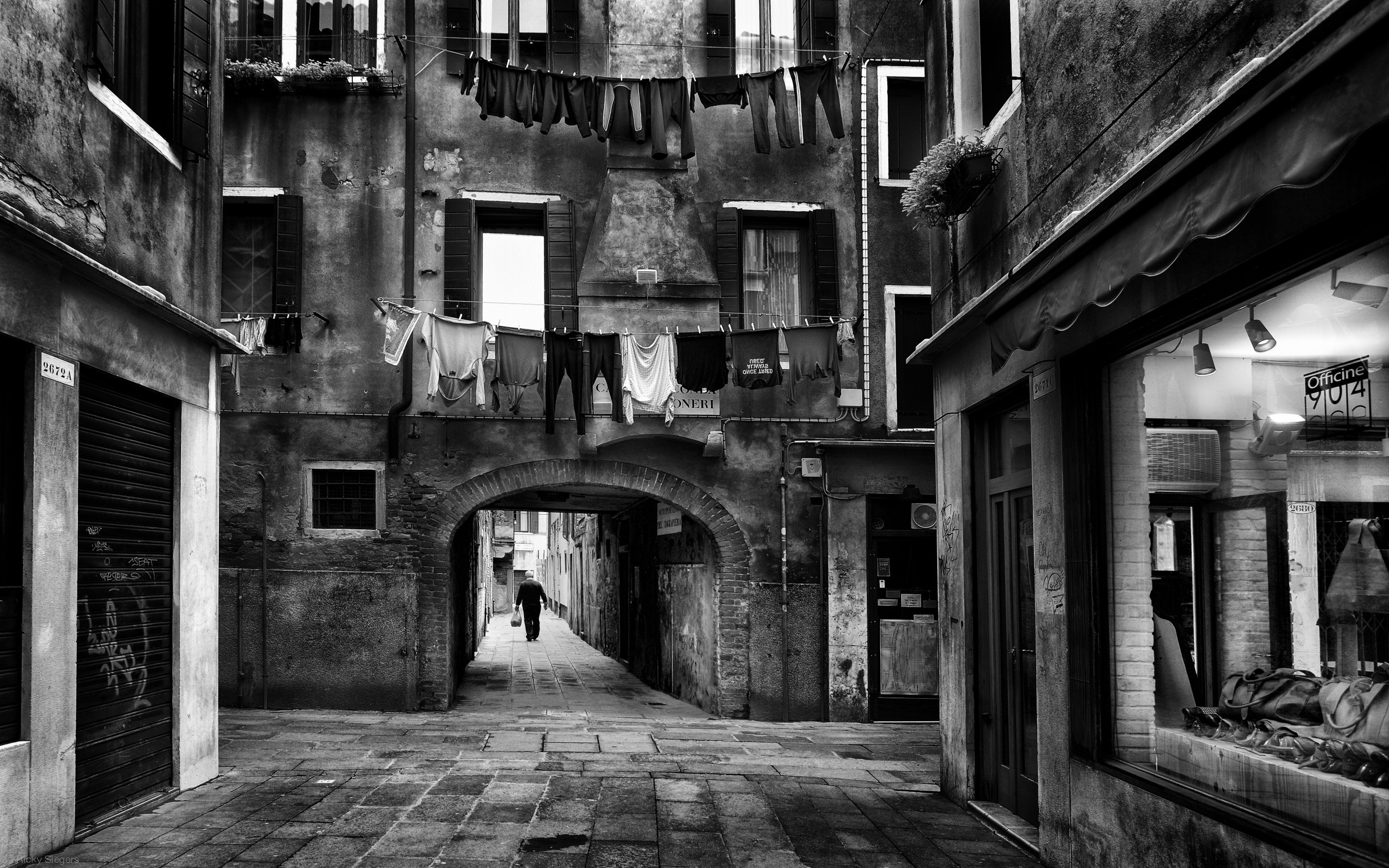 General 2500x1563 monochrome street urban architecture town laundry house