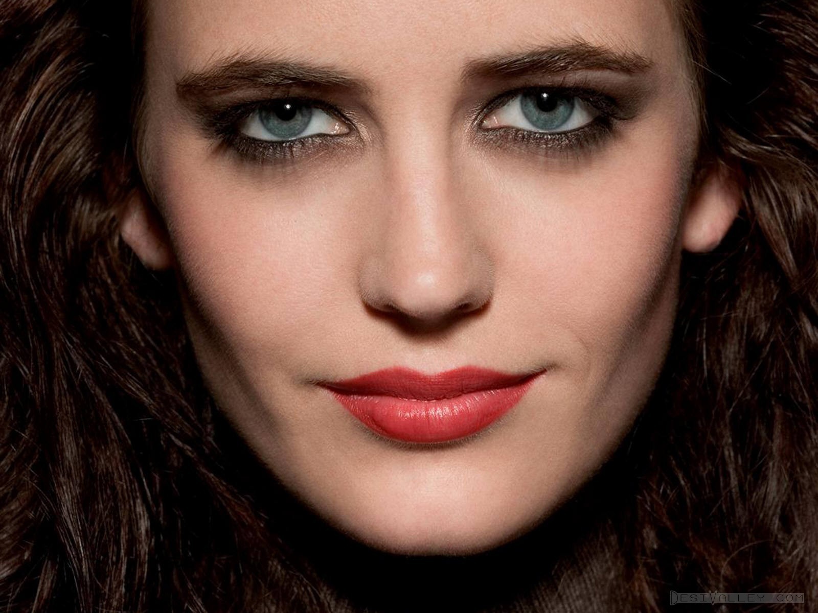 People 1600x1200 Eva Green women closeup red lipstick smiling face blue eyes looking at viewer makeup lipstick actress