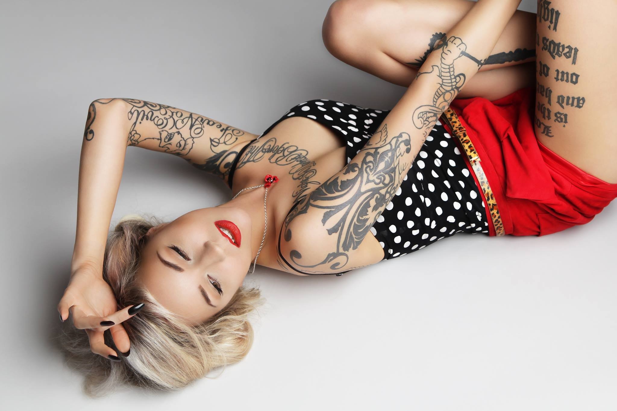People 2048x1364 women Sara Fabel blonde tattoo on the floor necklace painted nails red lipstick model women indoors inked girls lying on back studio