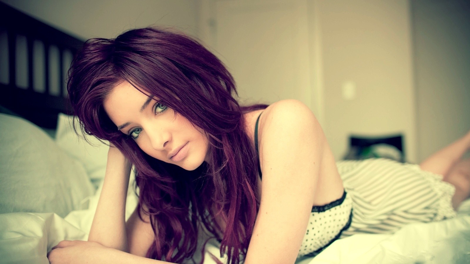 People 1600x900 women redhead blue eyes eyeliner long hair in bed lying on front smiling Susan Coffey women indoors indoors looking at viewer makeup pink lipstick bed dyed hair