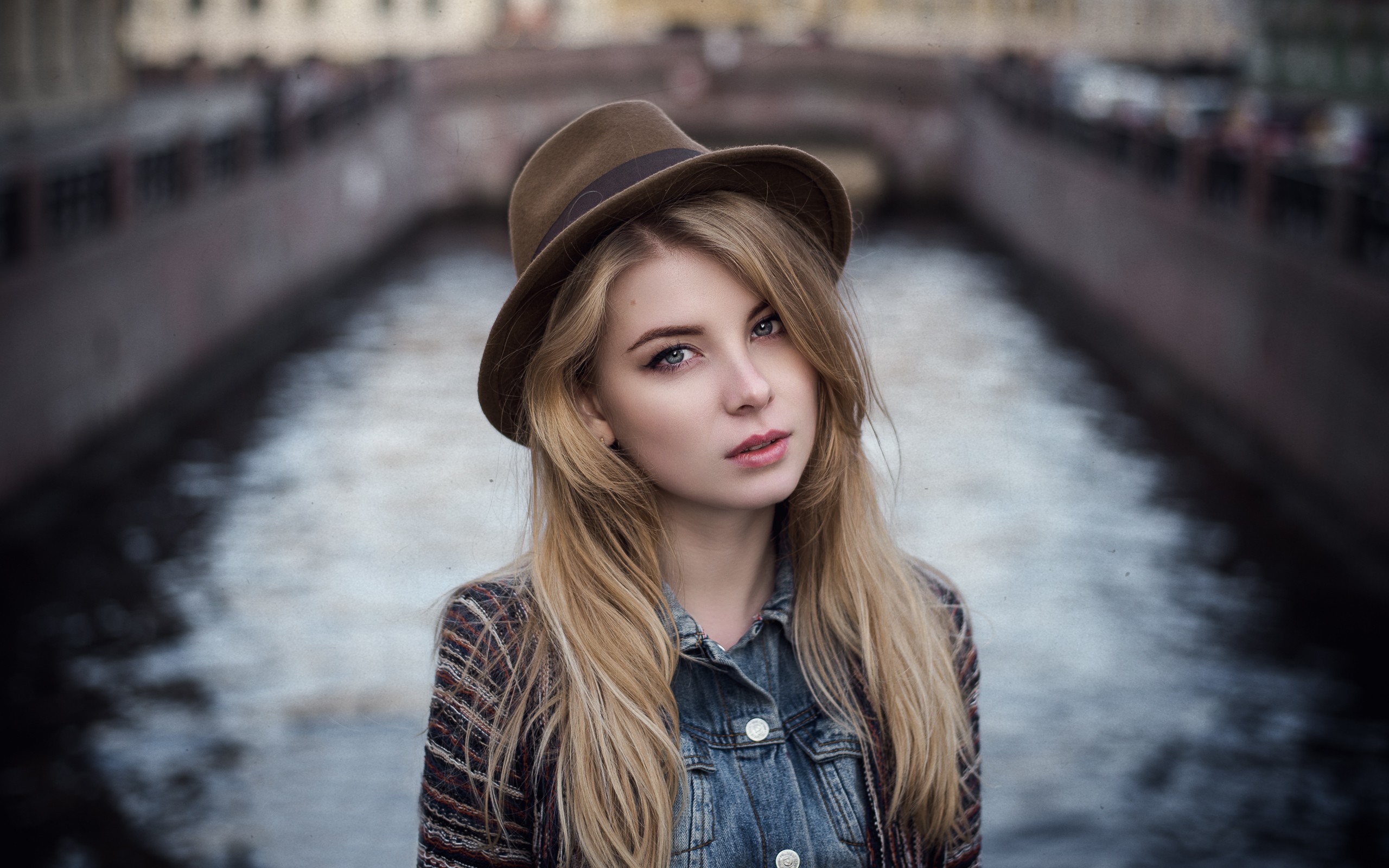 People 2560x1600 women blonde hat face river Irina Popova millinery long hair green eyes women outdoors outdoors women with hats looking at viewer urban portrait Russian women Russian model brown hat