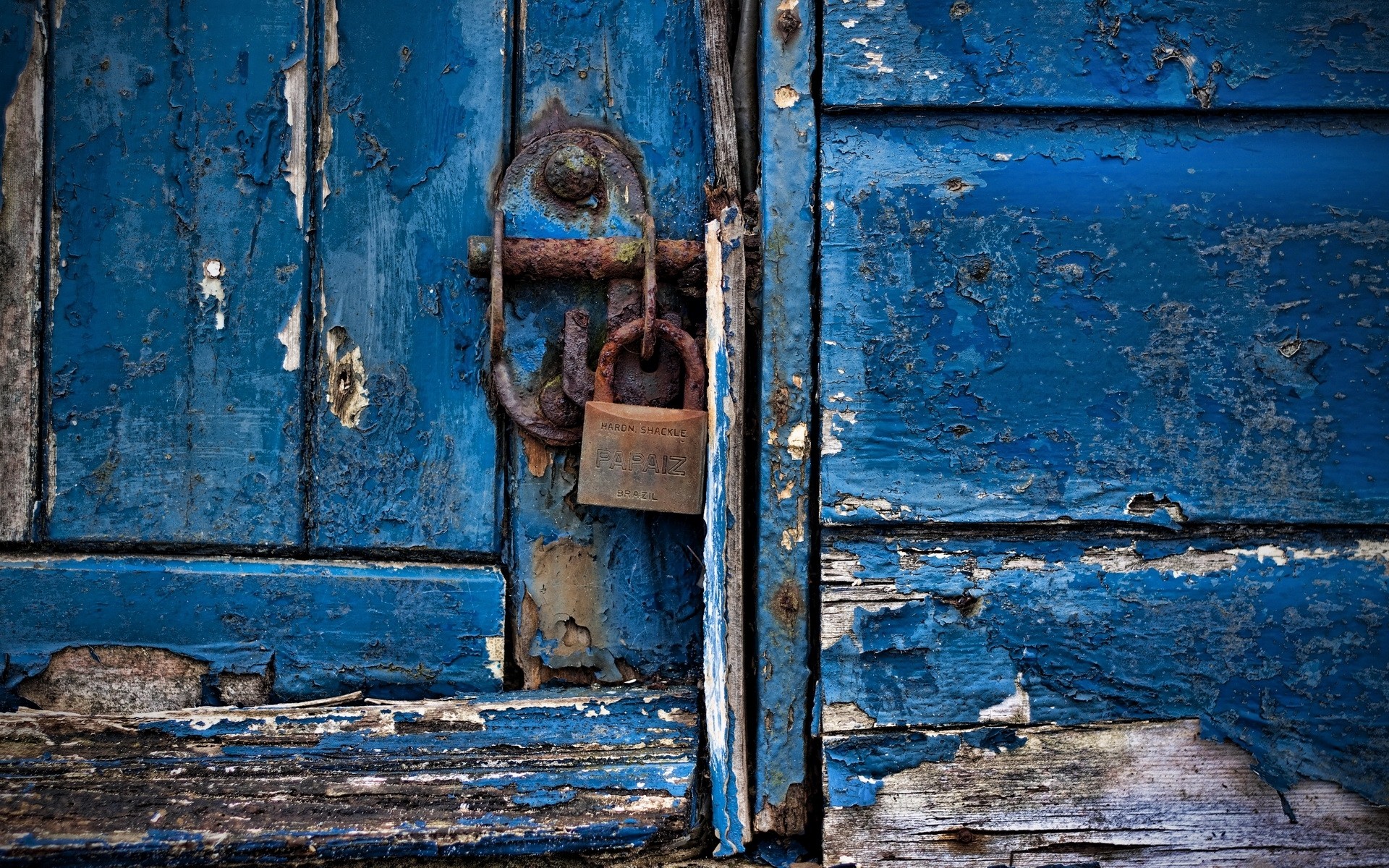 General 1920x1200 wood wooden surface door blue rust Brazil lock padlock closeup