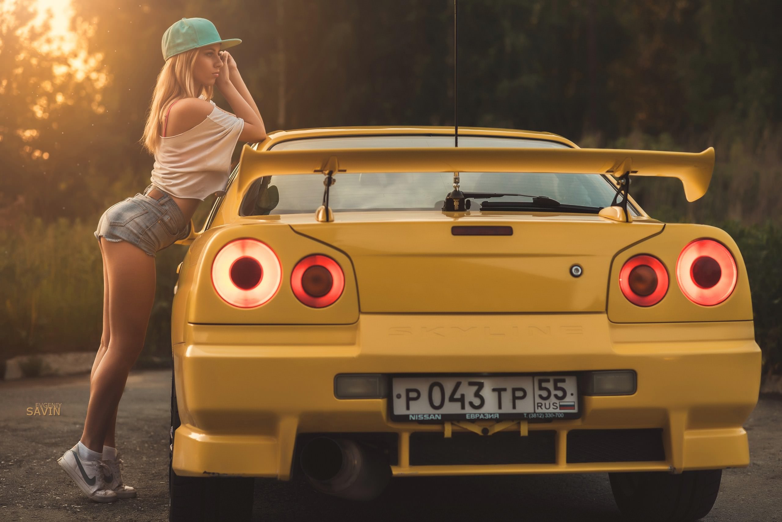 Car bass remix. Ниссан Скайлайн 34 с девушкой. Nissan Skyline r34 с девочками. Ниссан Скайлайн ГТР желтый. Скайлайн р34 желтый.