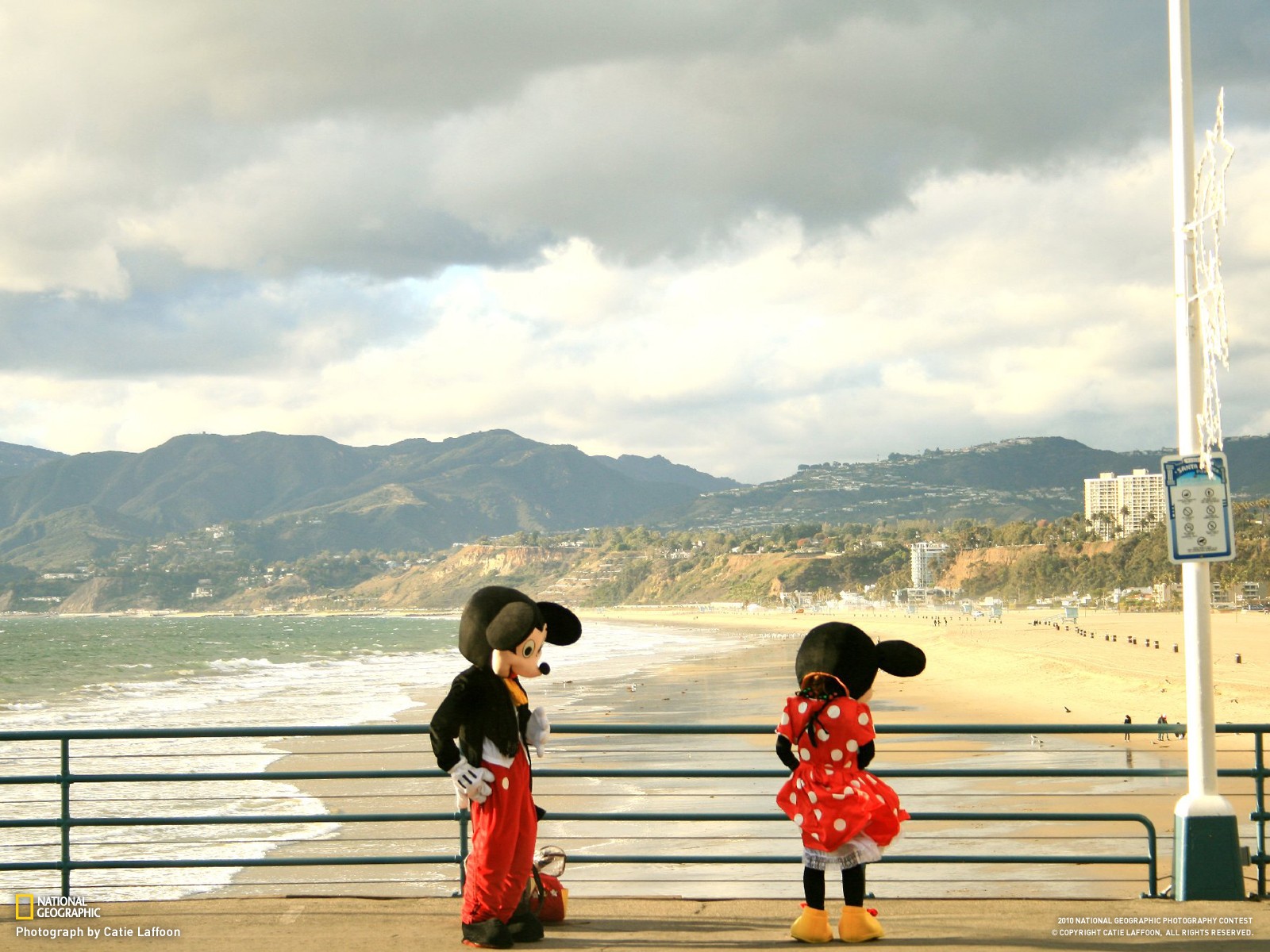 General 1600x1200 Mickey Mouse Minnie Mouse landscape beach