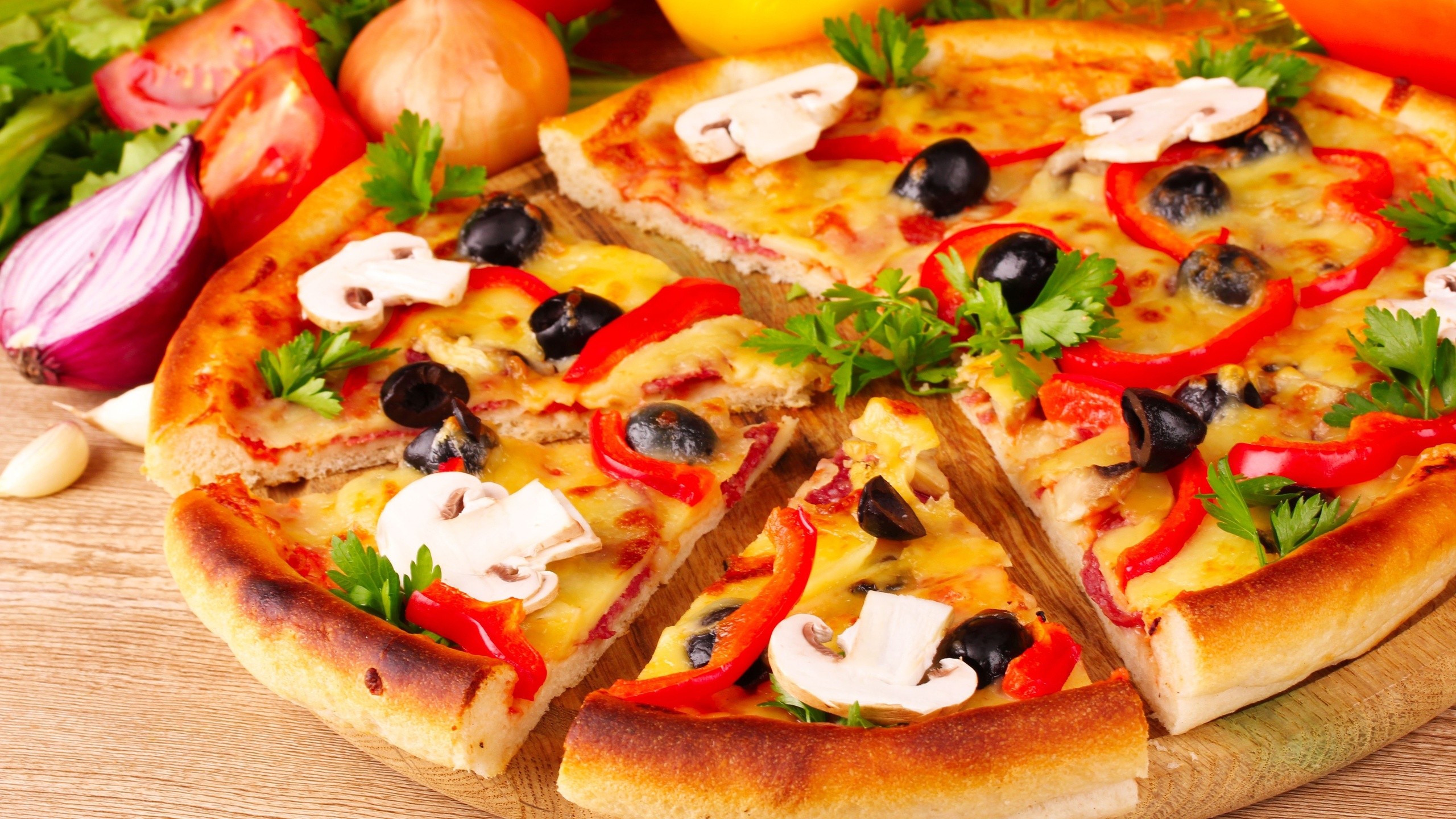 General 2560x1440 pizza tomatoes red onion food cheese olives closeup