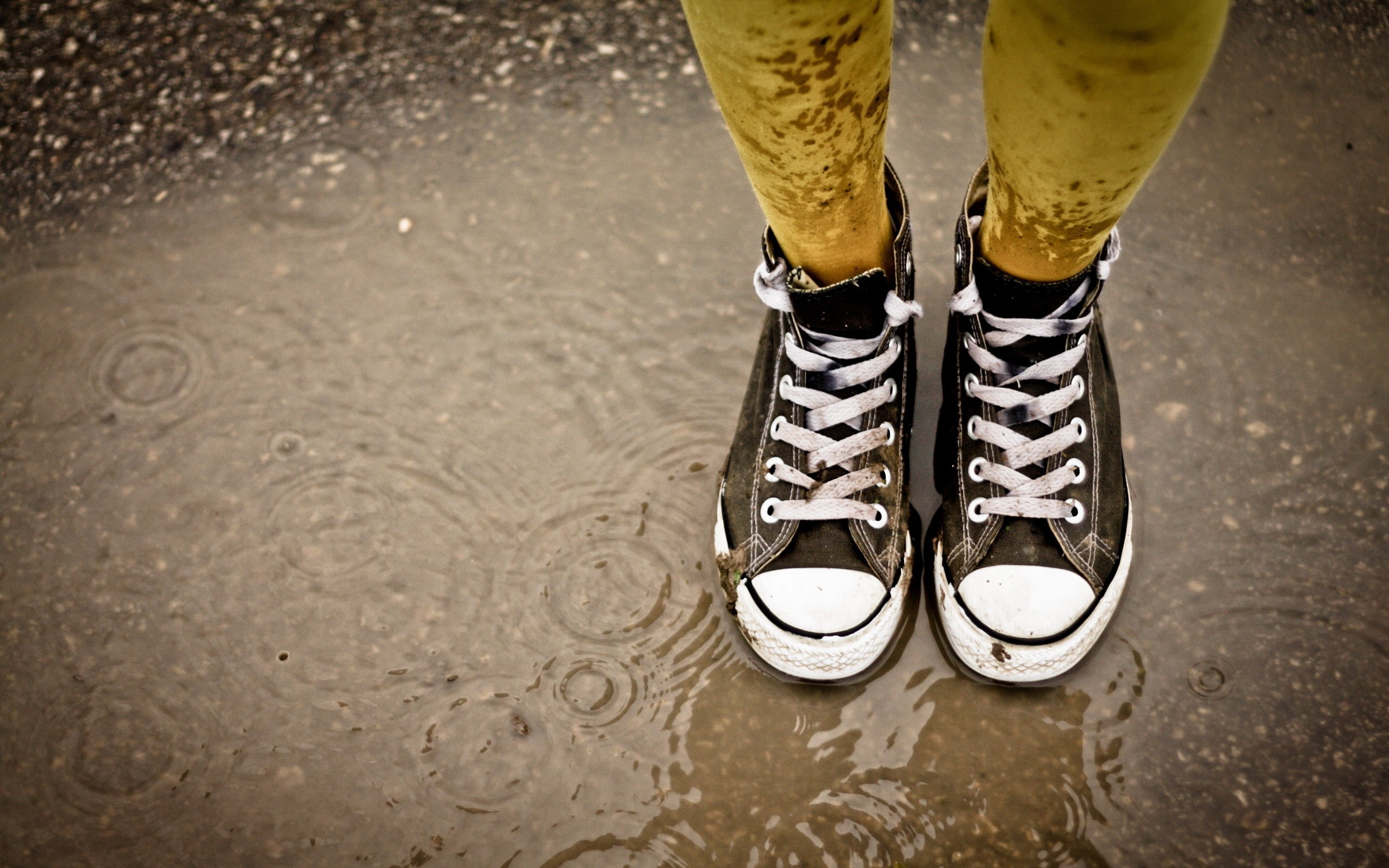 People 2560x1600 ripples rain shoes puddle Converse yellow