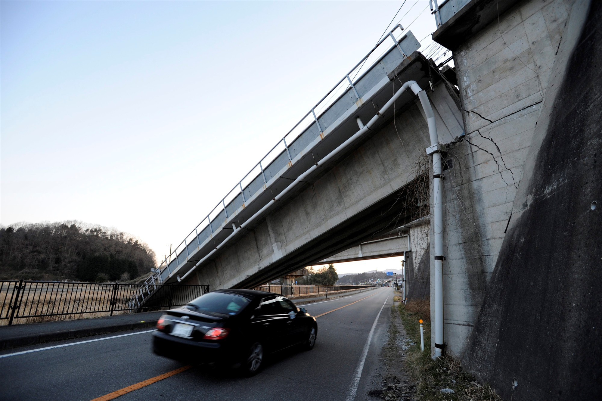 General 2000x1332 Japan earthquakes car bridge