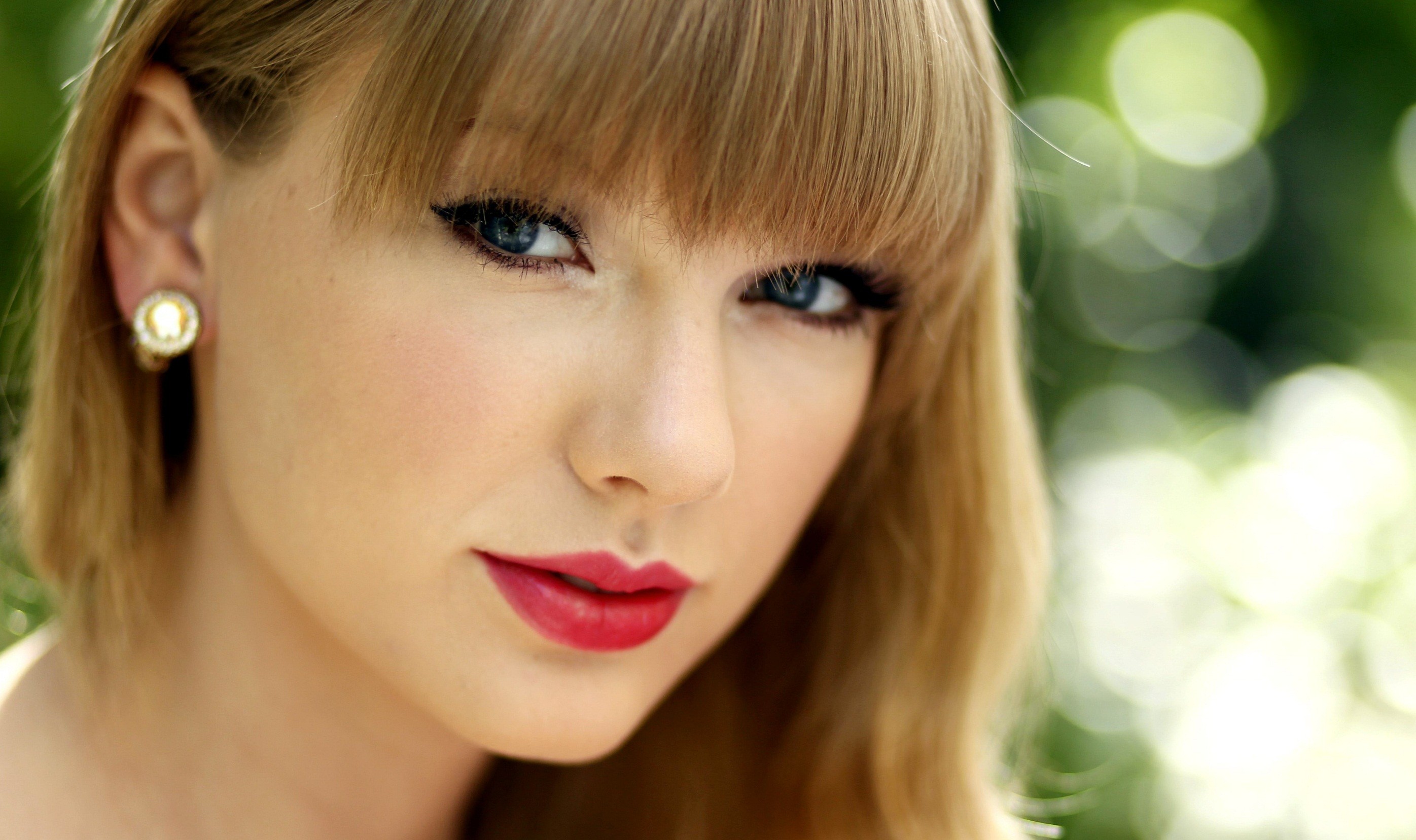People 2792x1657 Taylor Swift women singer face blonde closeup red lipstick blue eyes ear studs looking at viewer makeup American women