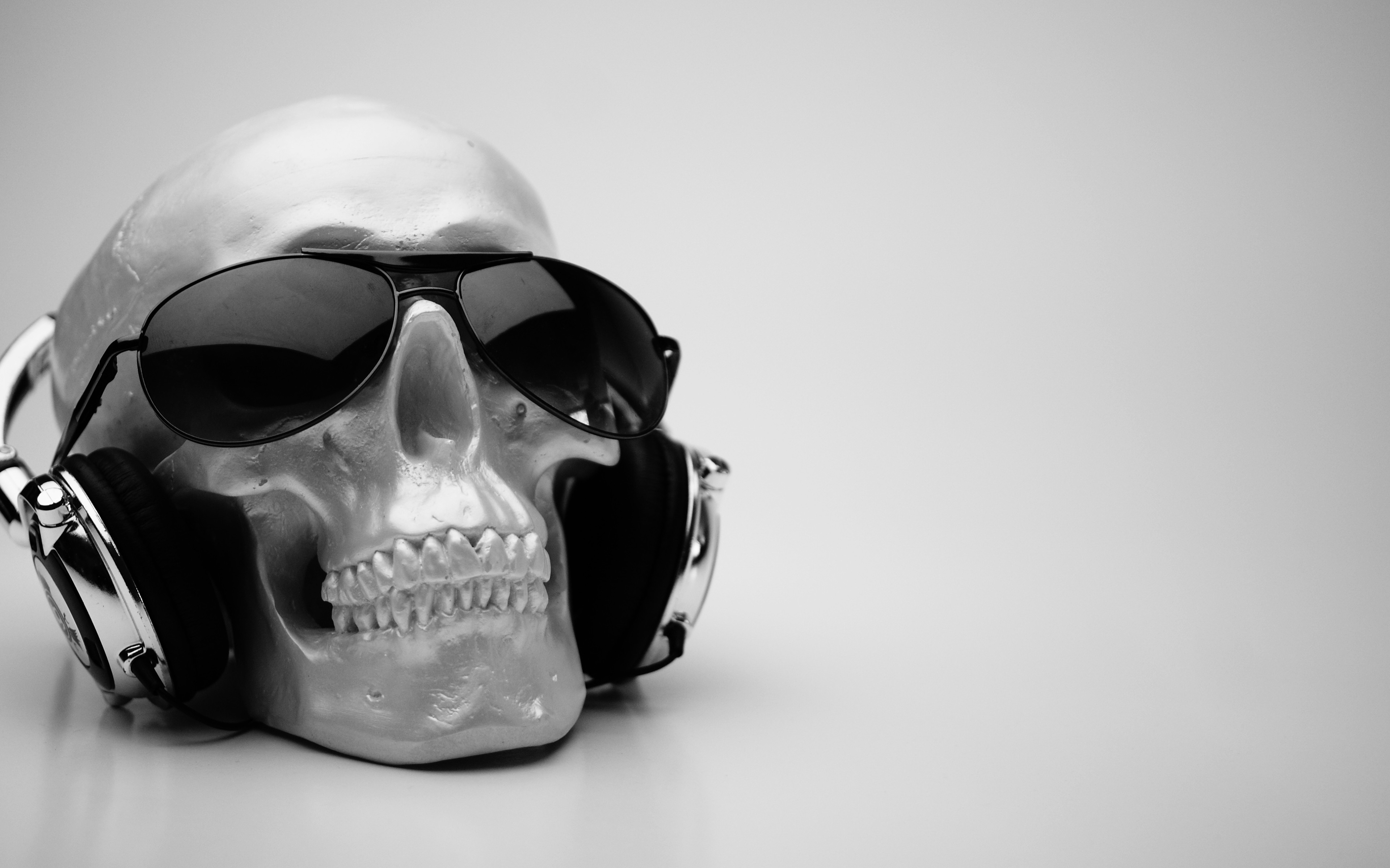 General 3840x2400 headphones skull audio music simple background monochrome sunglasses