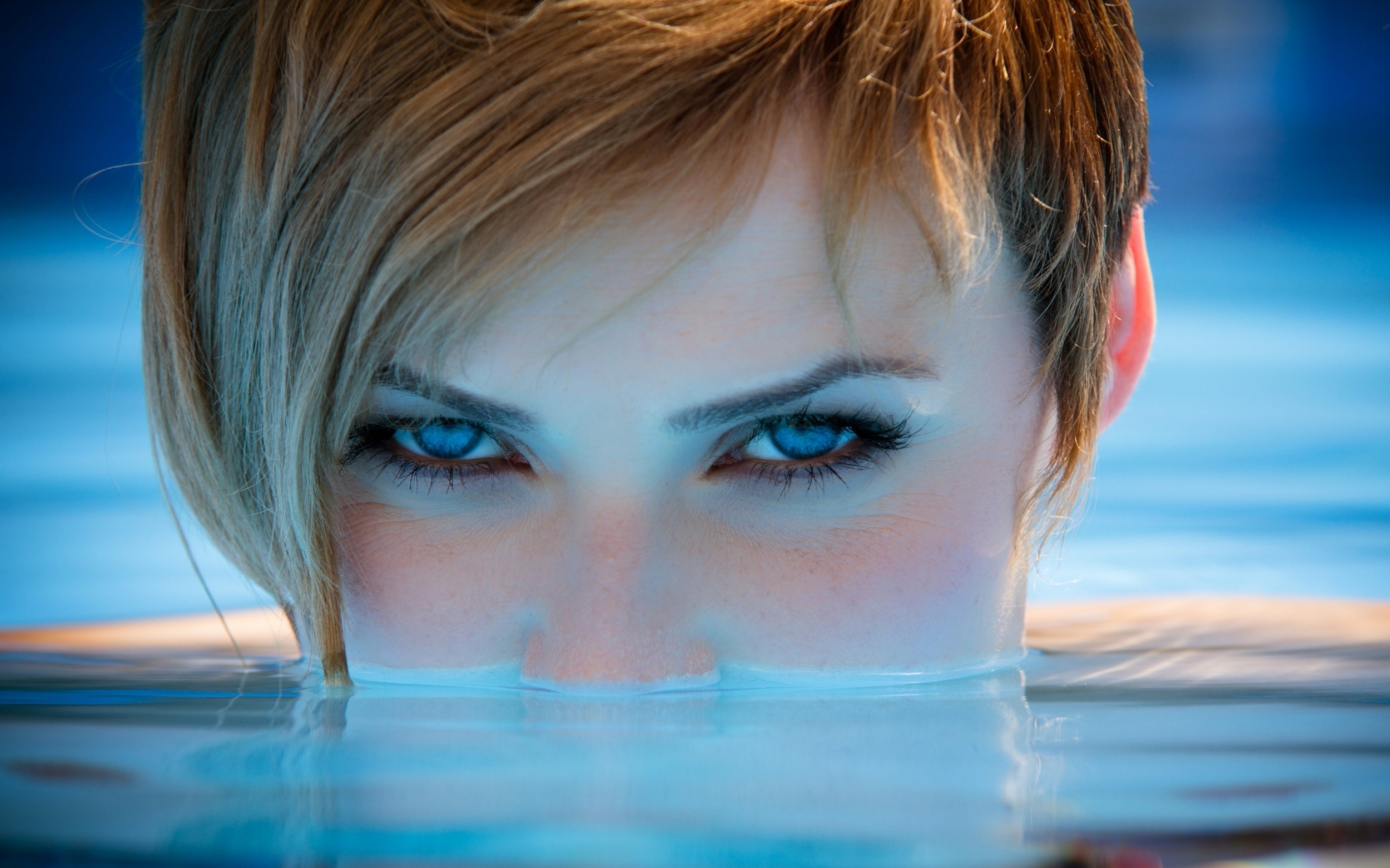 People 2500x1563 portrait women blue eyes blonde water face pale sunlight closeup blue redhead cyan looking at viewer in water