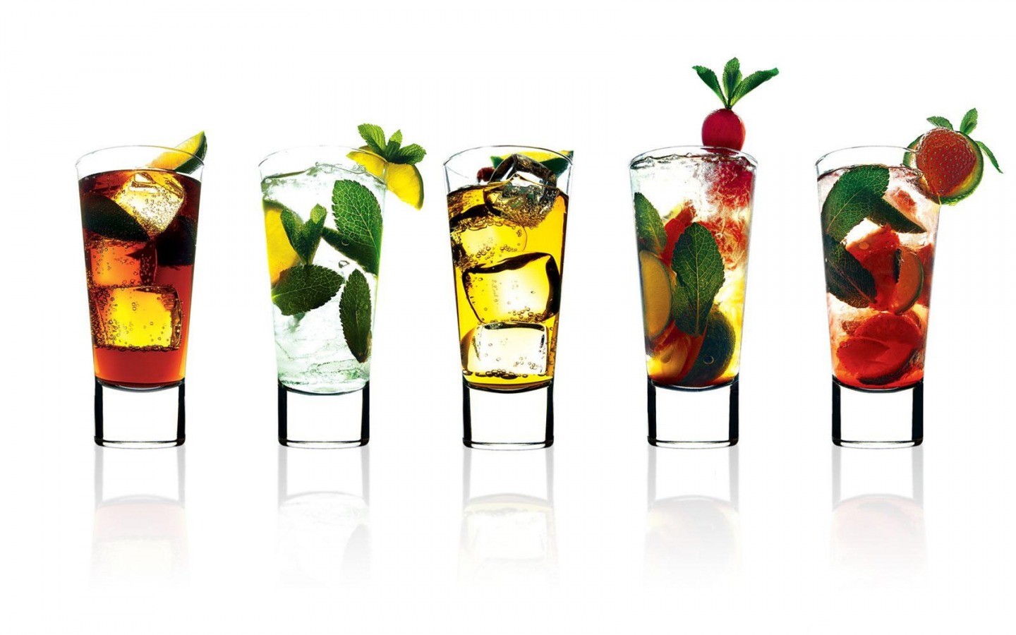 General 1440x900 cocktails fruit reflection ice cubes simple background white background food berries strawberries drinking glass leaves