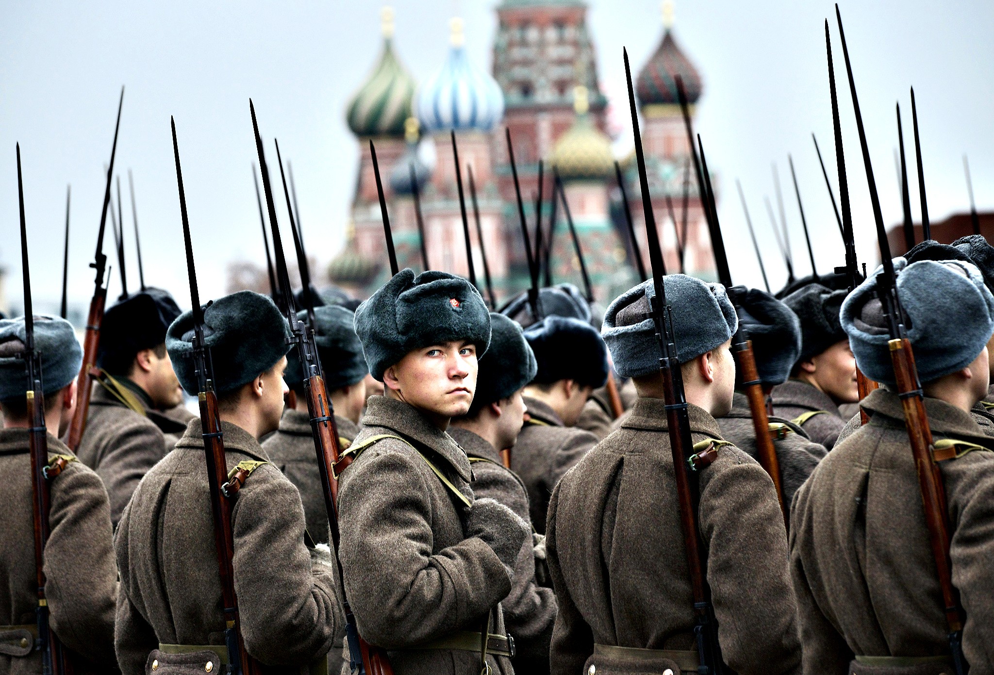 People 2048x1391 Russia soldier weapon Moscow Kremlin men military Mosin-Nagant bayonet
