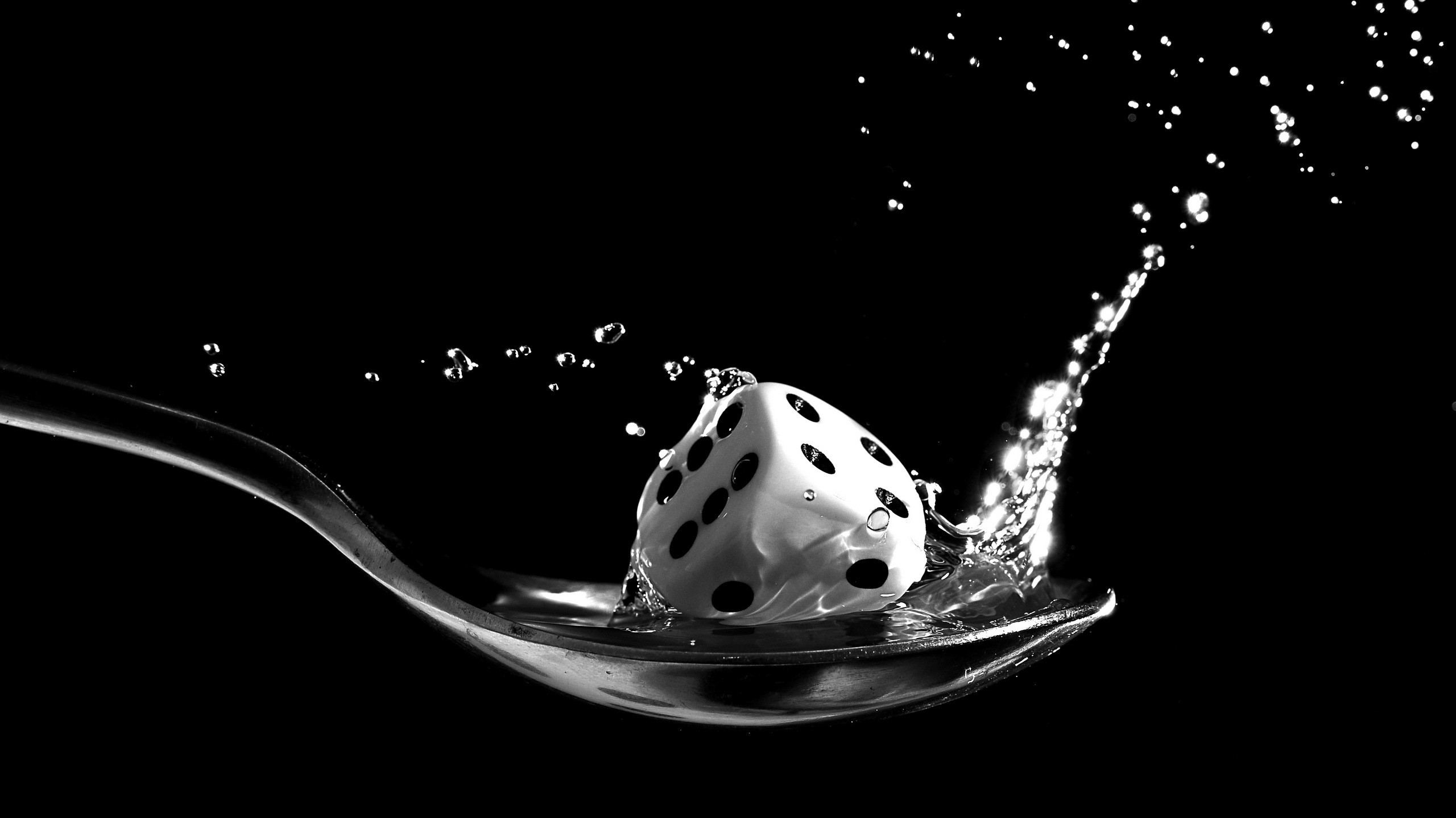General 2560x1440 spoon dice cube dots splashes water water drops black background closeup monochrome
