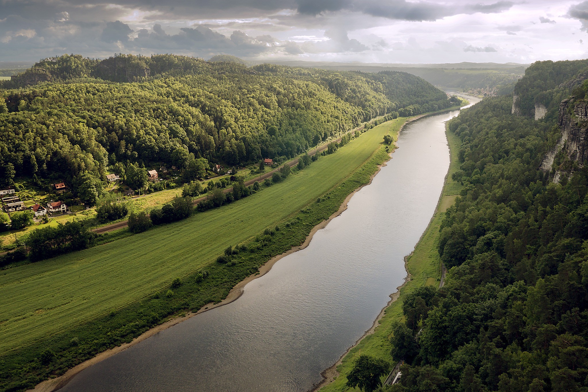 General 2048x1365 landscape river valley aerial view forest