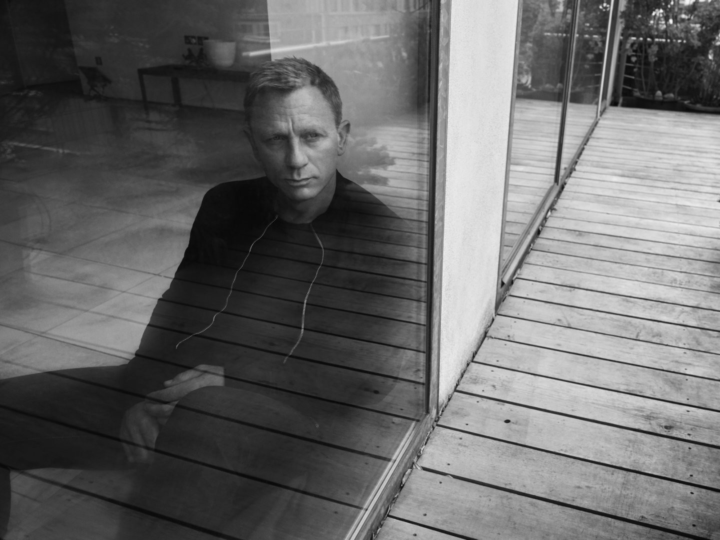 People 1440x1080 Daniel Craig monochrome actor men sitting men indoors