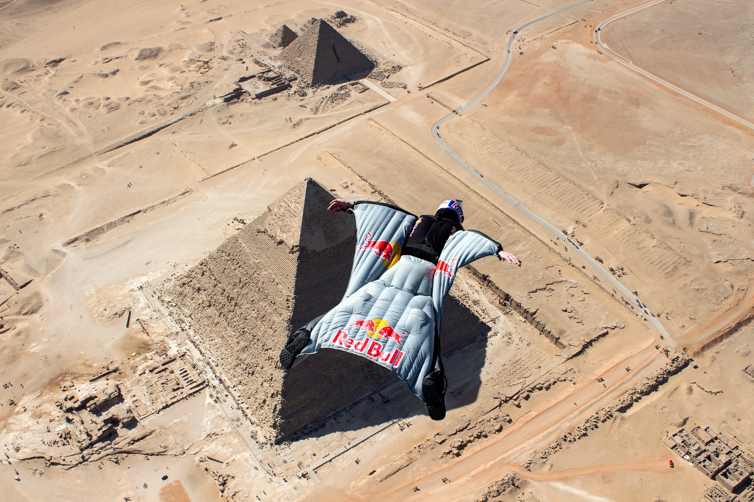 People 2560x1707 men sport parachutes jumping nature sand flying helmet wingsuit desert Pyramids of Giza Egypt Red Bull skydiving skydiver aerial view pyramid ancient history landmark World Heritage Site Africa