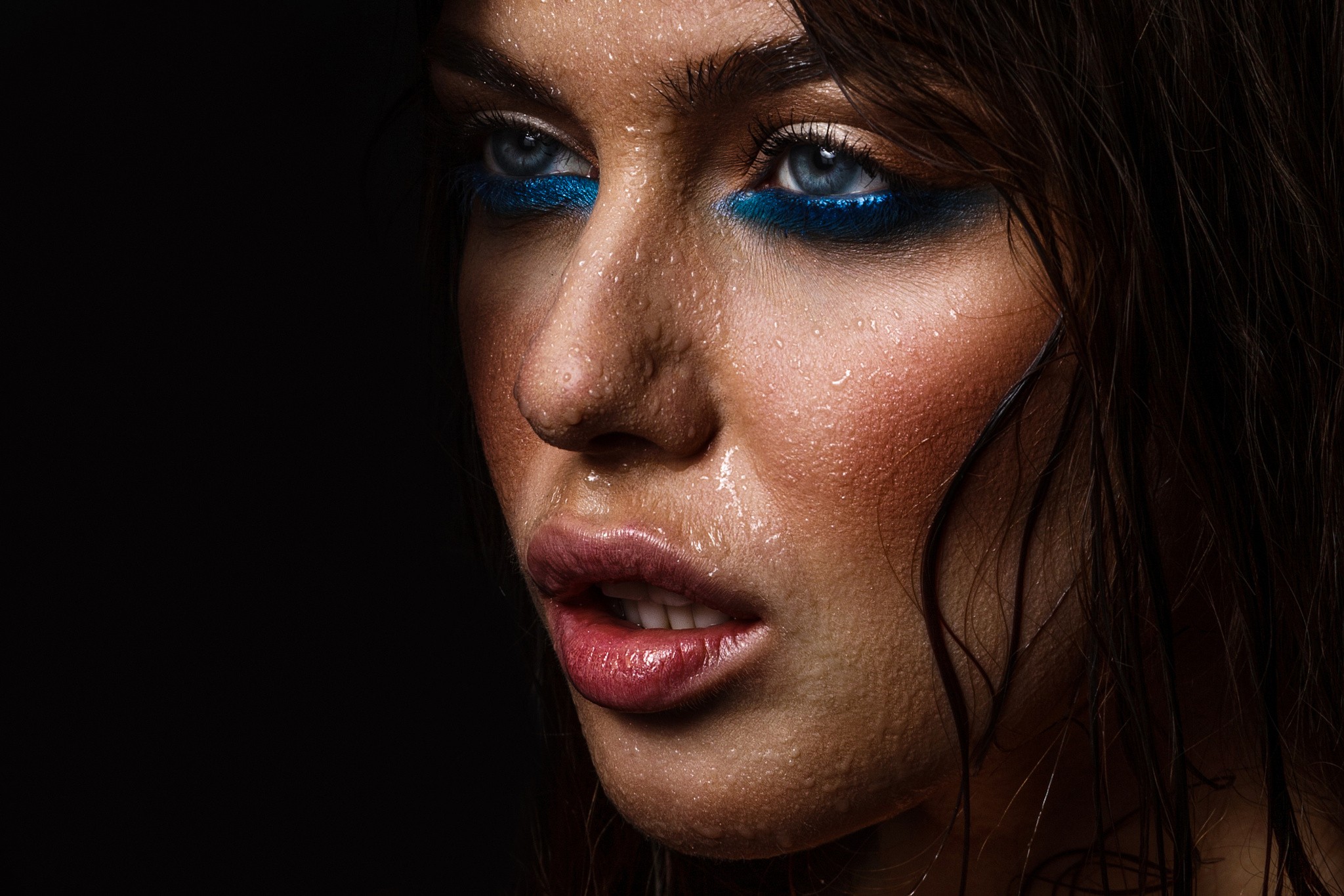 People 2048x1365 women face closeup black background makeup looking away blue eyes wet parted lips model wet body simple background water drops
