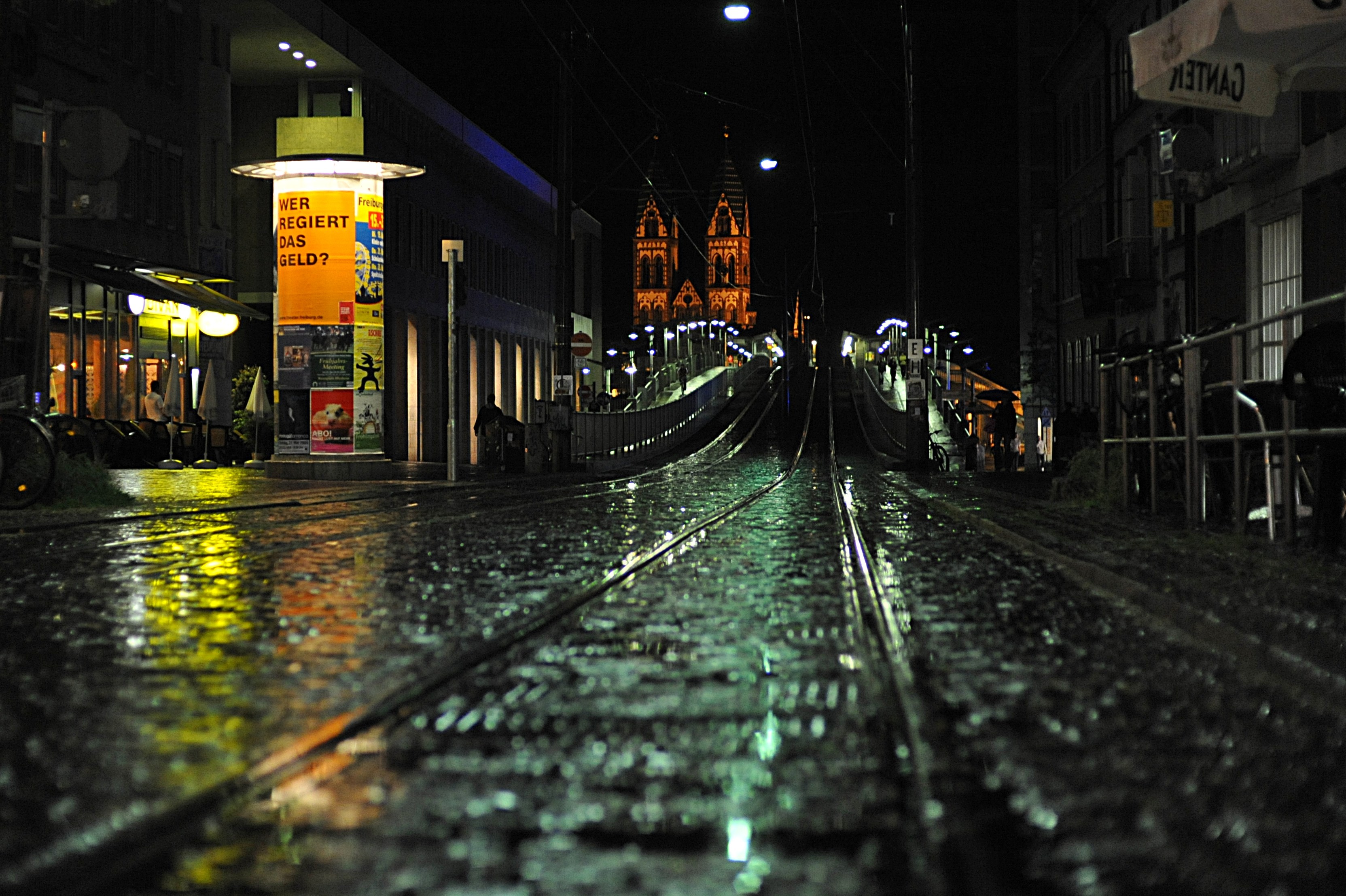 Улица ночью весной. Ночная улица. Ночной город улица. Ночной дождь. Город ночью.