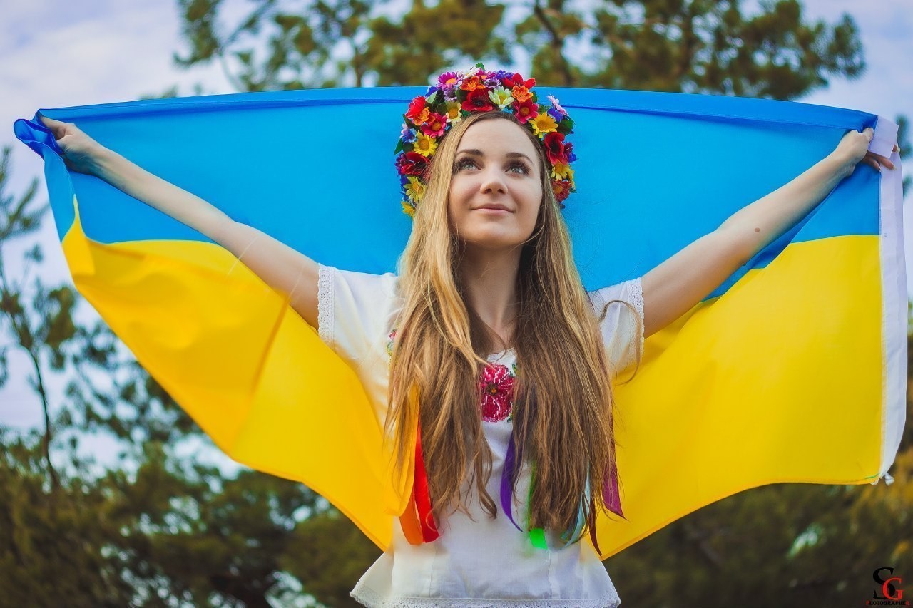 People 1280x853 Ukraine women flowers smiling flag women outdoors flag of Ukraine