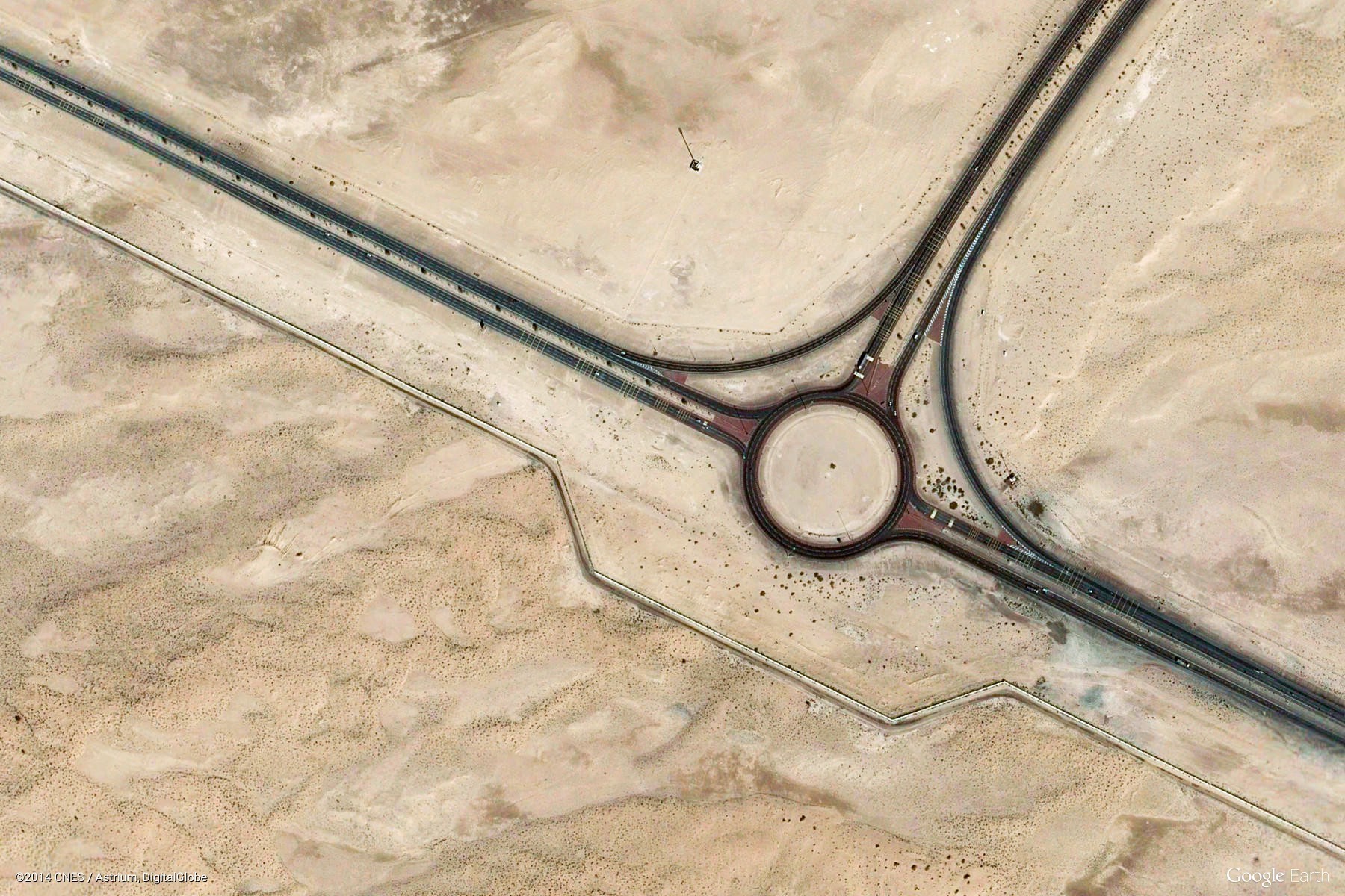 General 1800x1200 desert roundabouts aerial view Google road beige landscape
