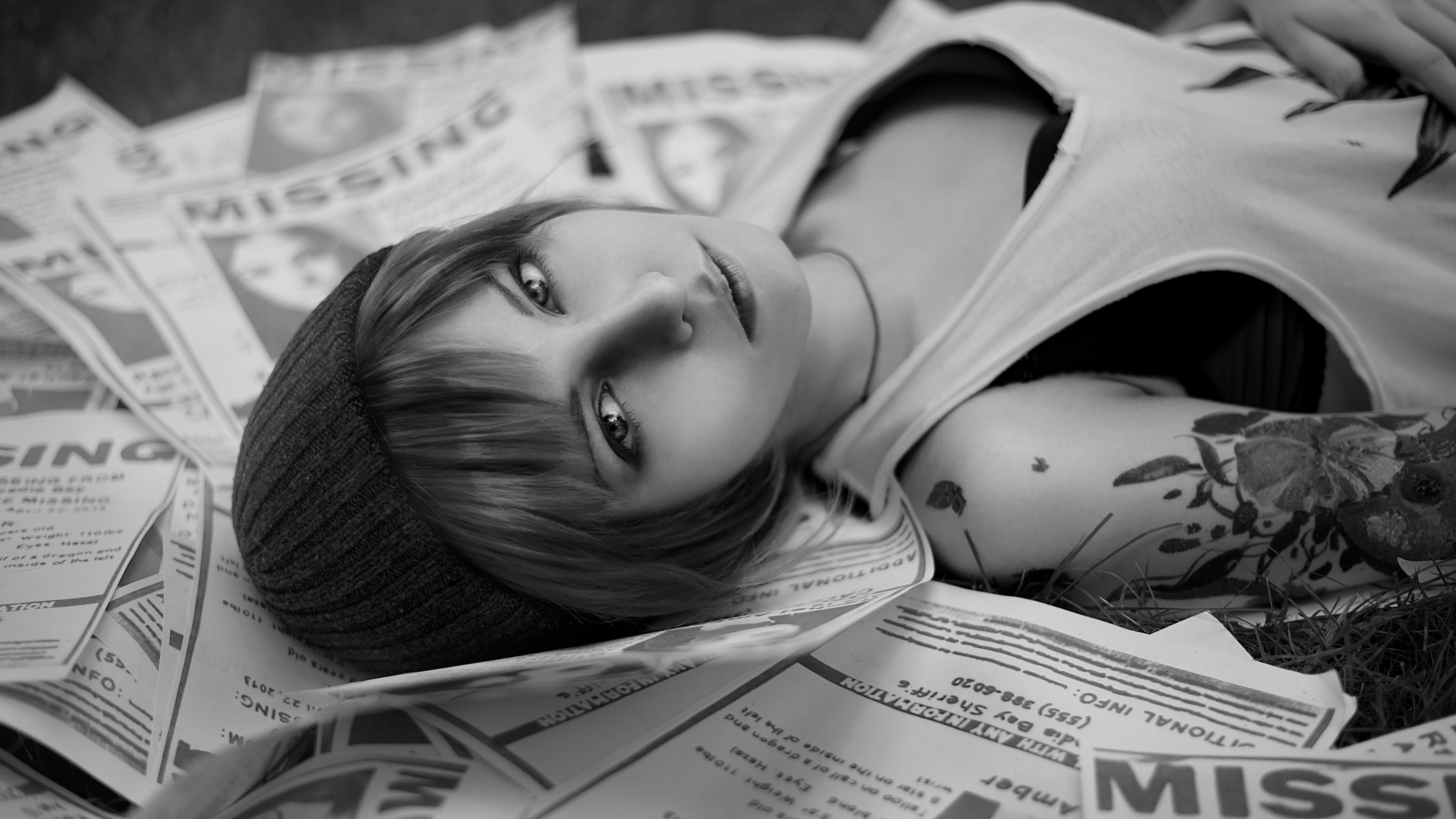 People 6016x3384 women face Life Is Strange cosplay Chloe Price Missing Posters looking at viewer monochrome model inked girls hat wool cap women with hats lying on back