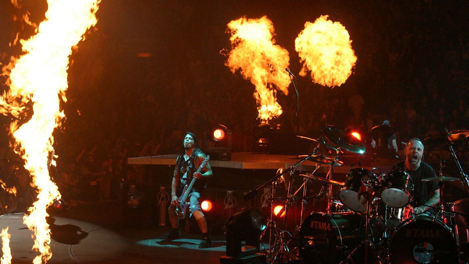 People 1594x900 Big 4 pyrotechnics heavy metal bass guitars guitarist drummer concerts men music band fire Lars Ulrich Robert Trujillo Metallica