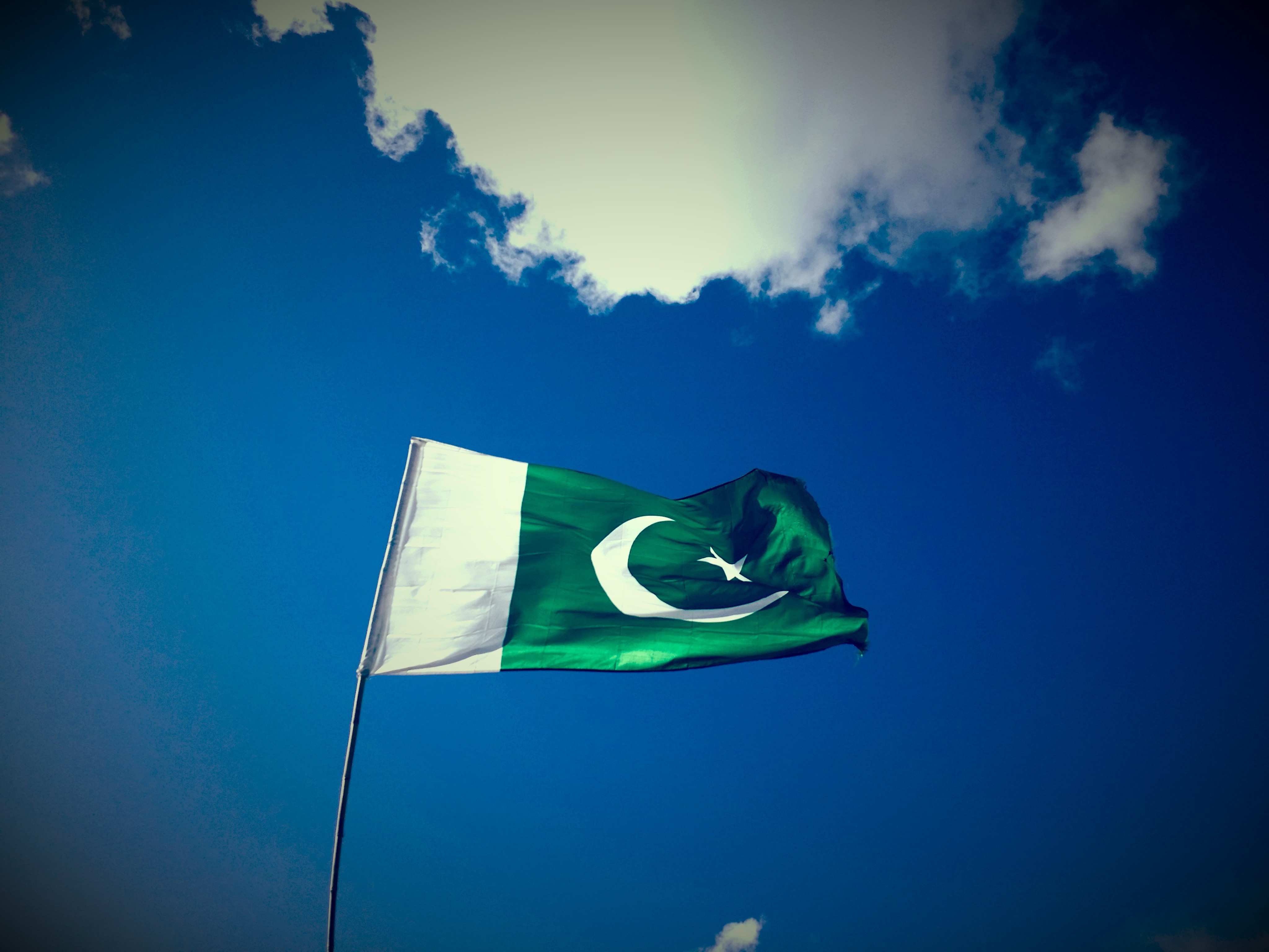 General 4096x3072 flag Pakistan green sky
