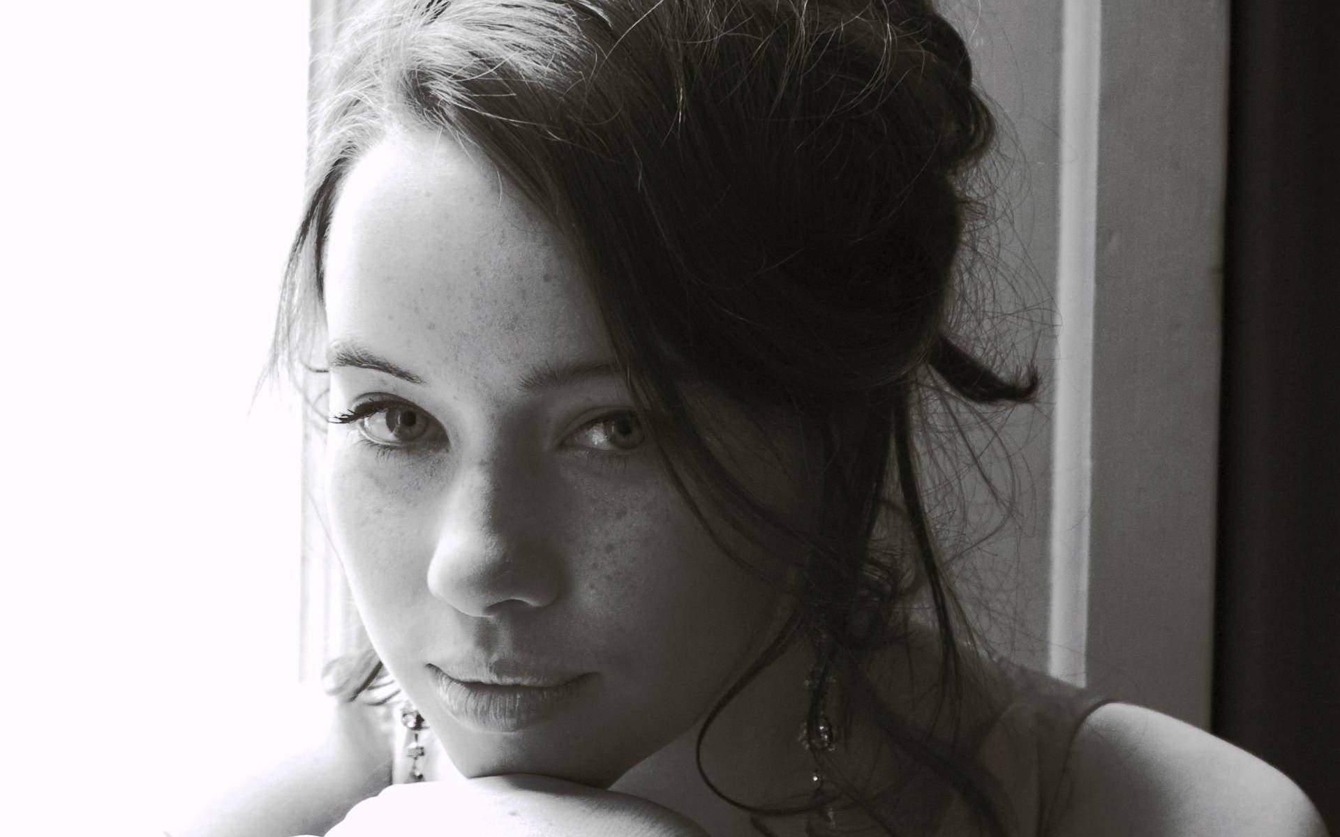 People 1920x1200 women model brunette long hair monochrome face portrait Anna Popplewell freckles looking at viewer bare shoulders closeup