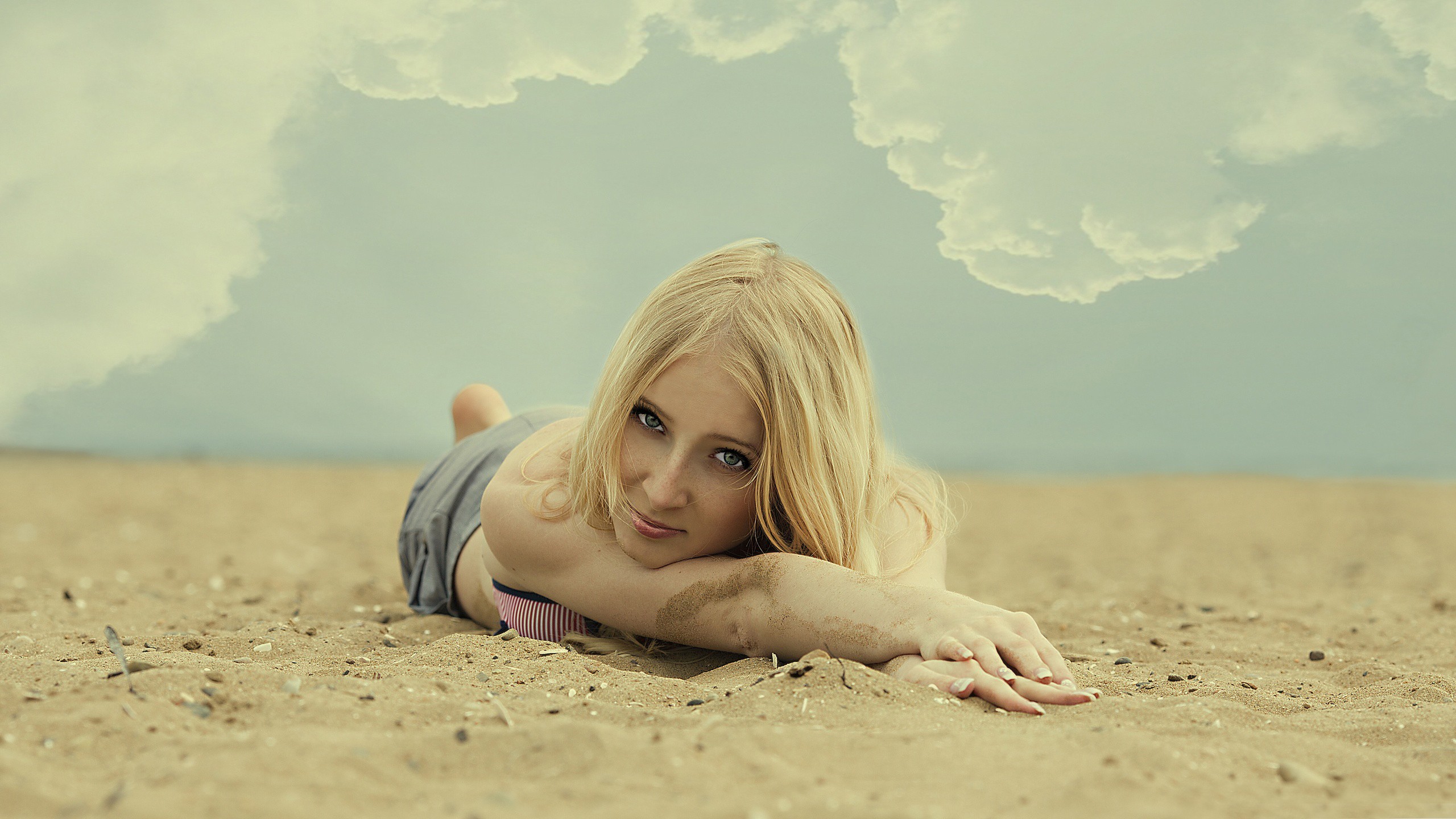 People 2560x1440 women model blonde sand clouds sand covered women outdoors outdoors lying on front looking at viewer lipstick