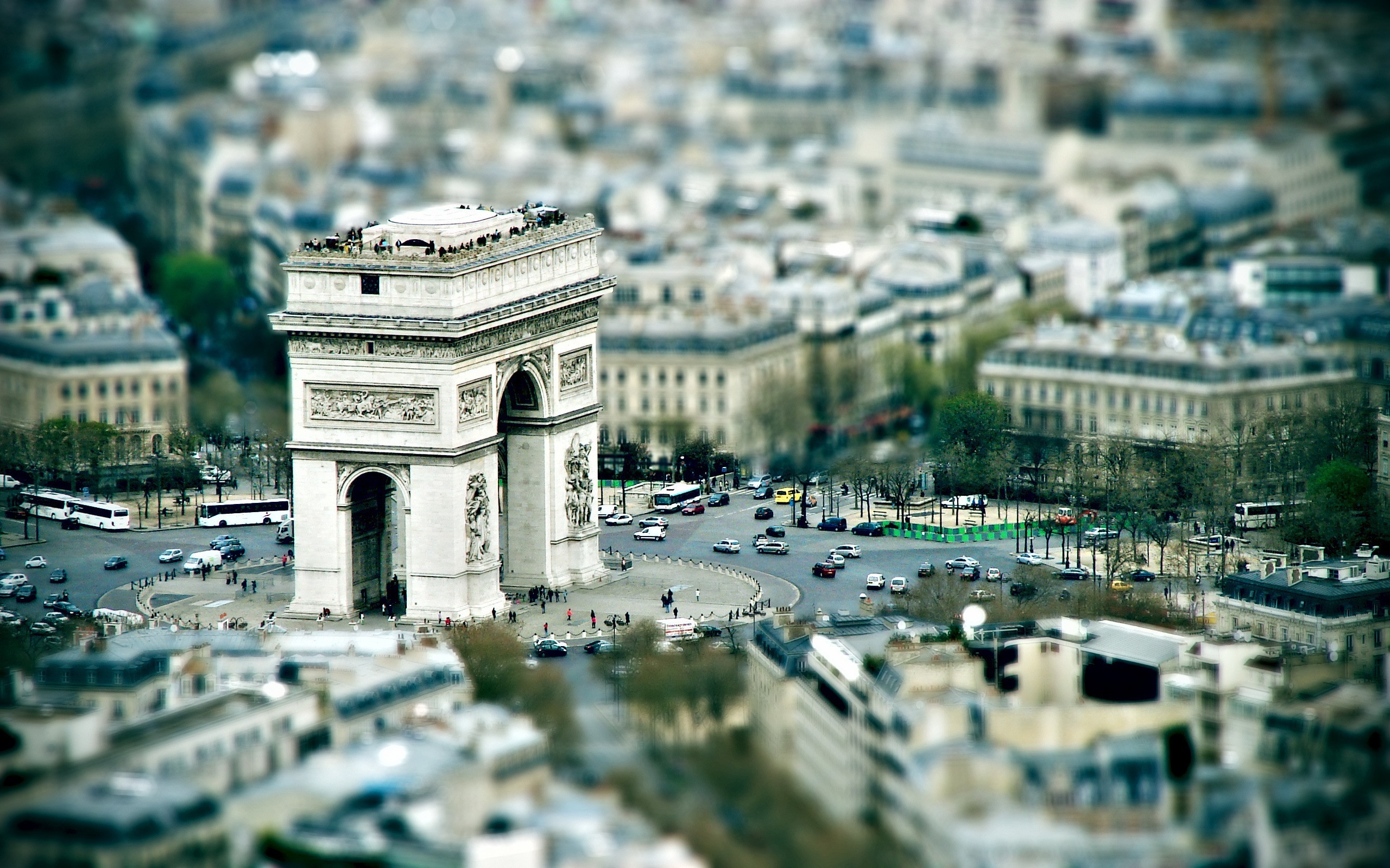 General 2560x1600 tilt shift Paris cityscape blurred architecture Arc de Triomphe France landmark