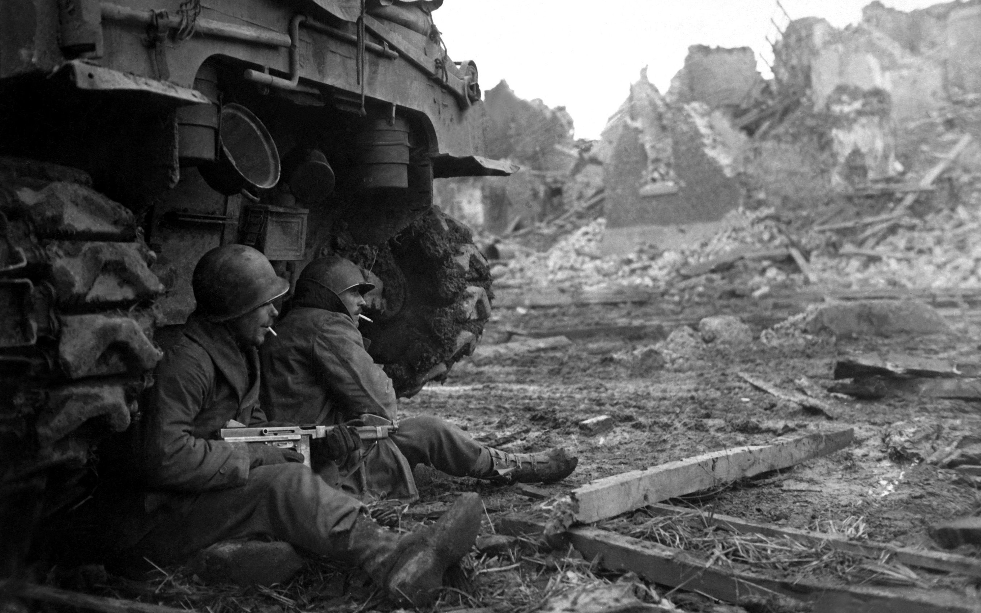 General 3200x2000 tank monochrome war M4 Sherman men soldier weapon cigarettes vintage vehicle military