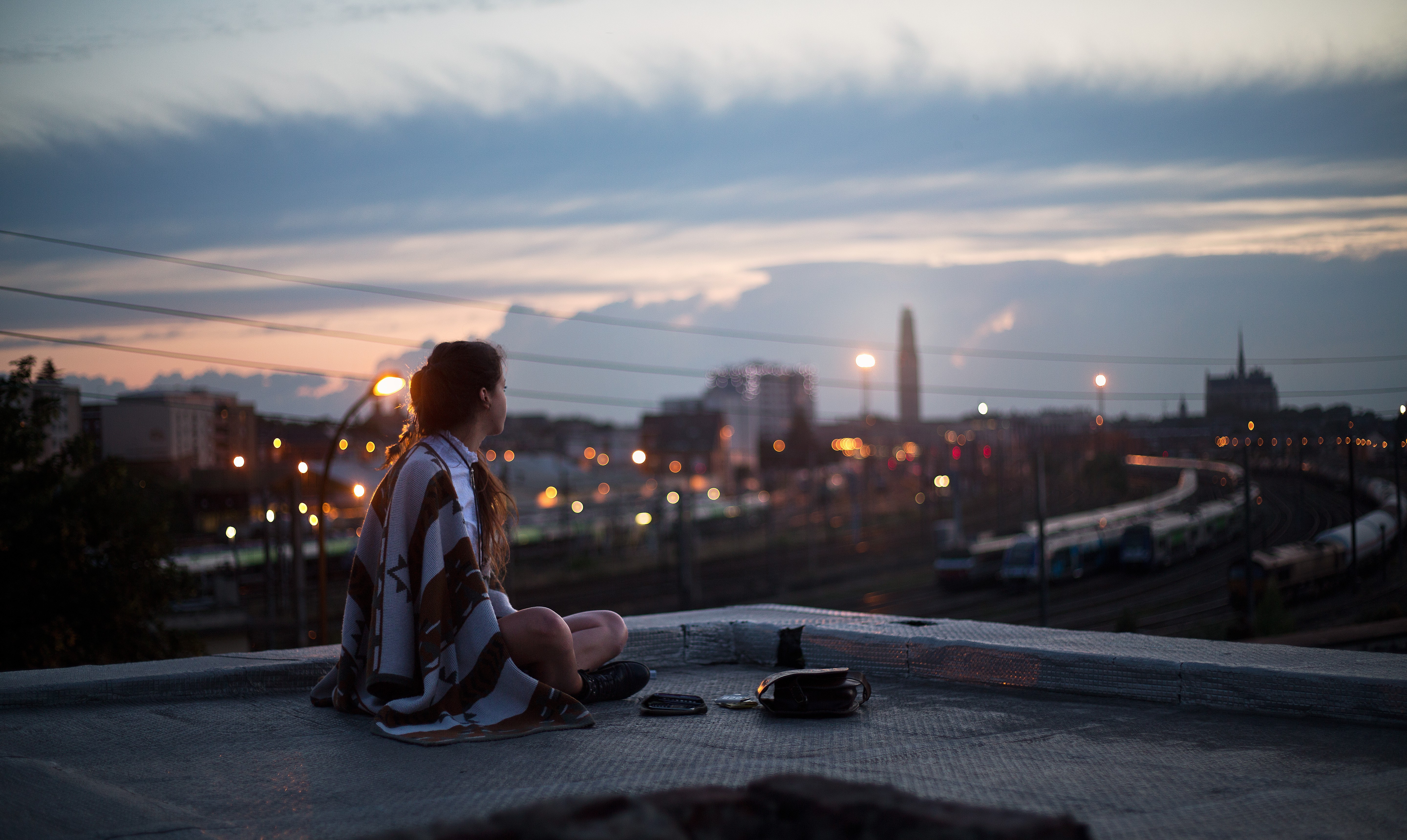 People 5760x3440 city urban rooftops calm evening sky sitting legs crossed city lights alone women