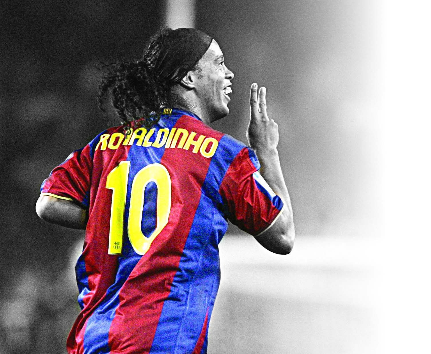 People 1504x1234 selective coloring Ronaldinho men sport soccer numbers