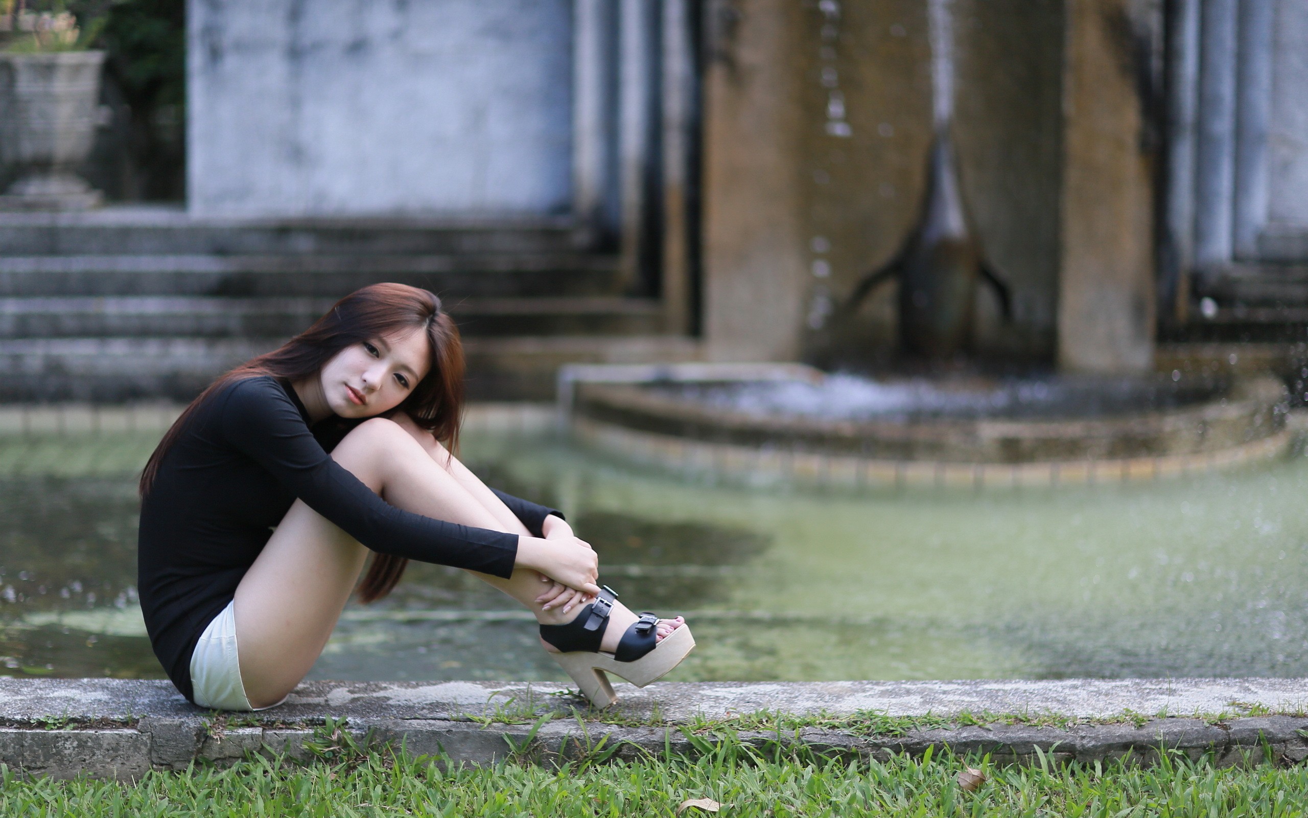 People 2560x1600 women model Asian feet sitting legs heels dyed hair looking at viewer fountain women outdoors