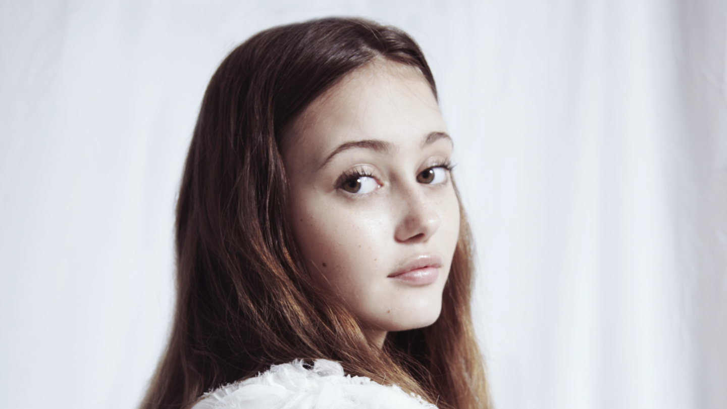 People 1440x810 Ella Purnell women looking at viewer long hair face portrait women indoors simple background indoors