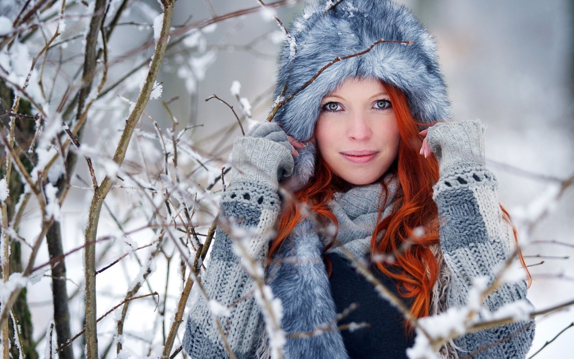 People 1920x1200 women redhead long hair wavy hair model smiling women outdoors trees sweater blue eyes winter snow hat fur cap gloves outdoors cold frost ice looking at viewer dyed hair Winter Women