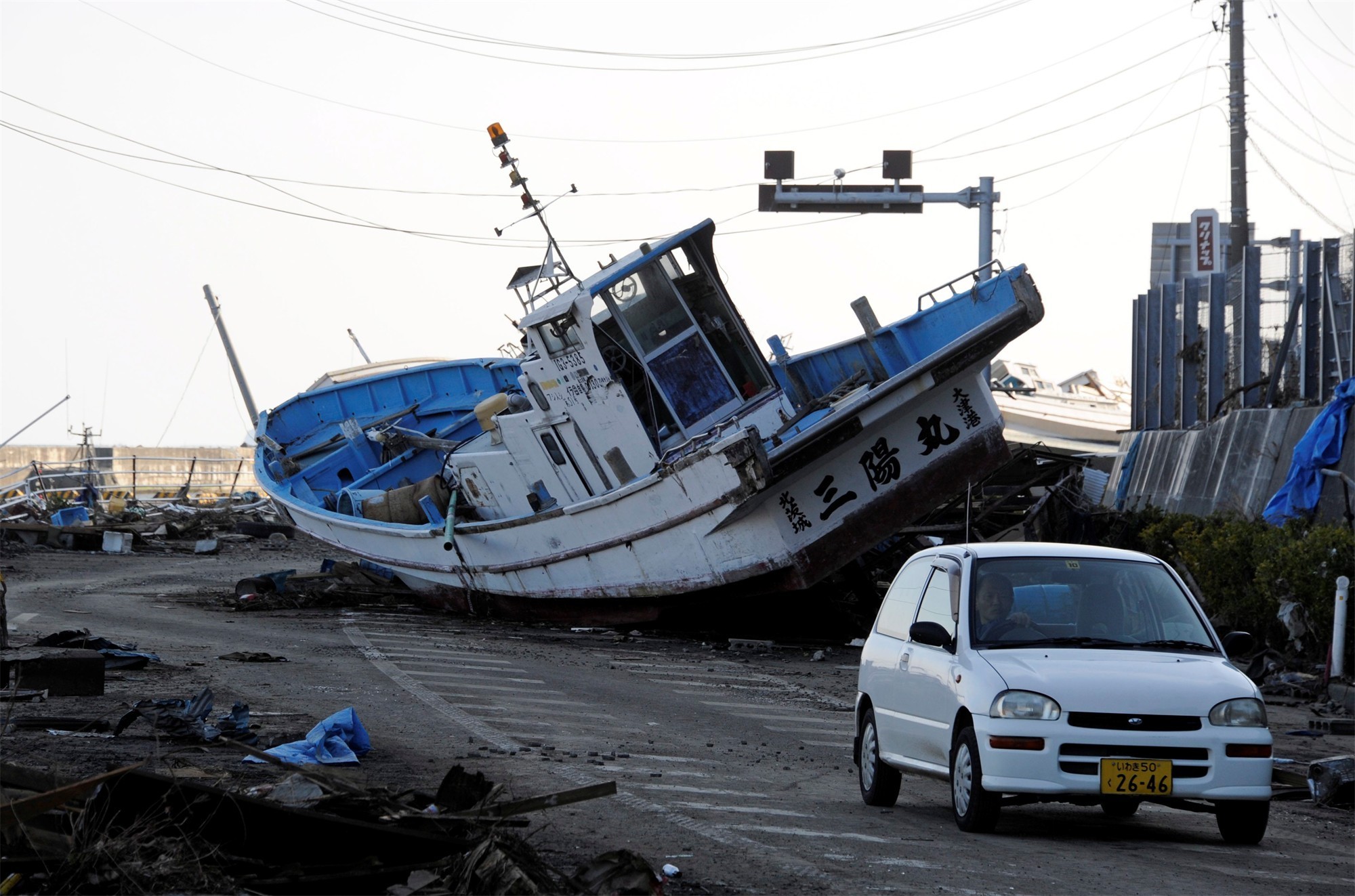 General 2000x1323 Japan earthquakes boat Subaru Vivio Kei car car Subaru